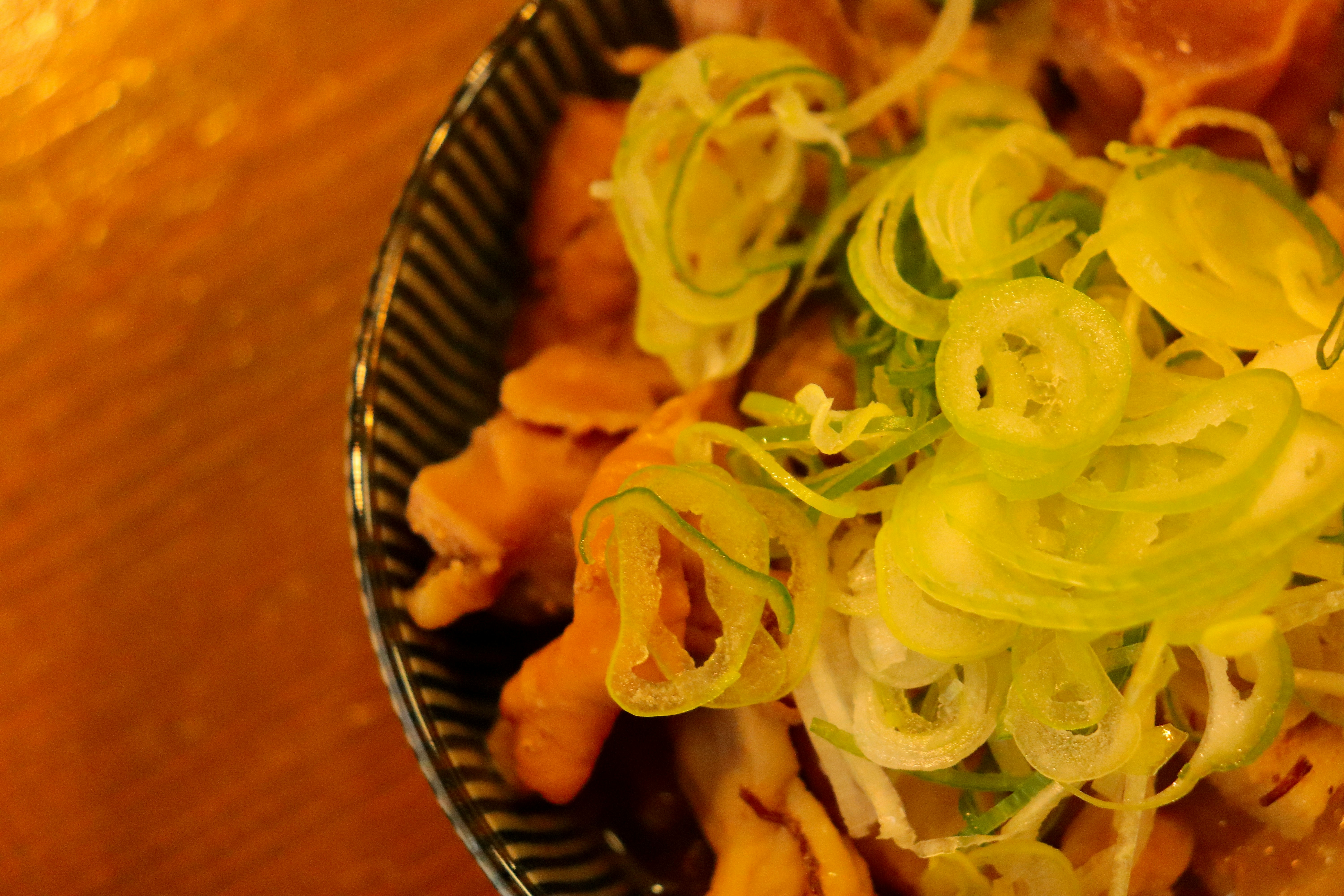 オレンジ色の皿に盛られた千切り野菜