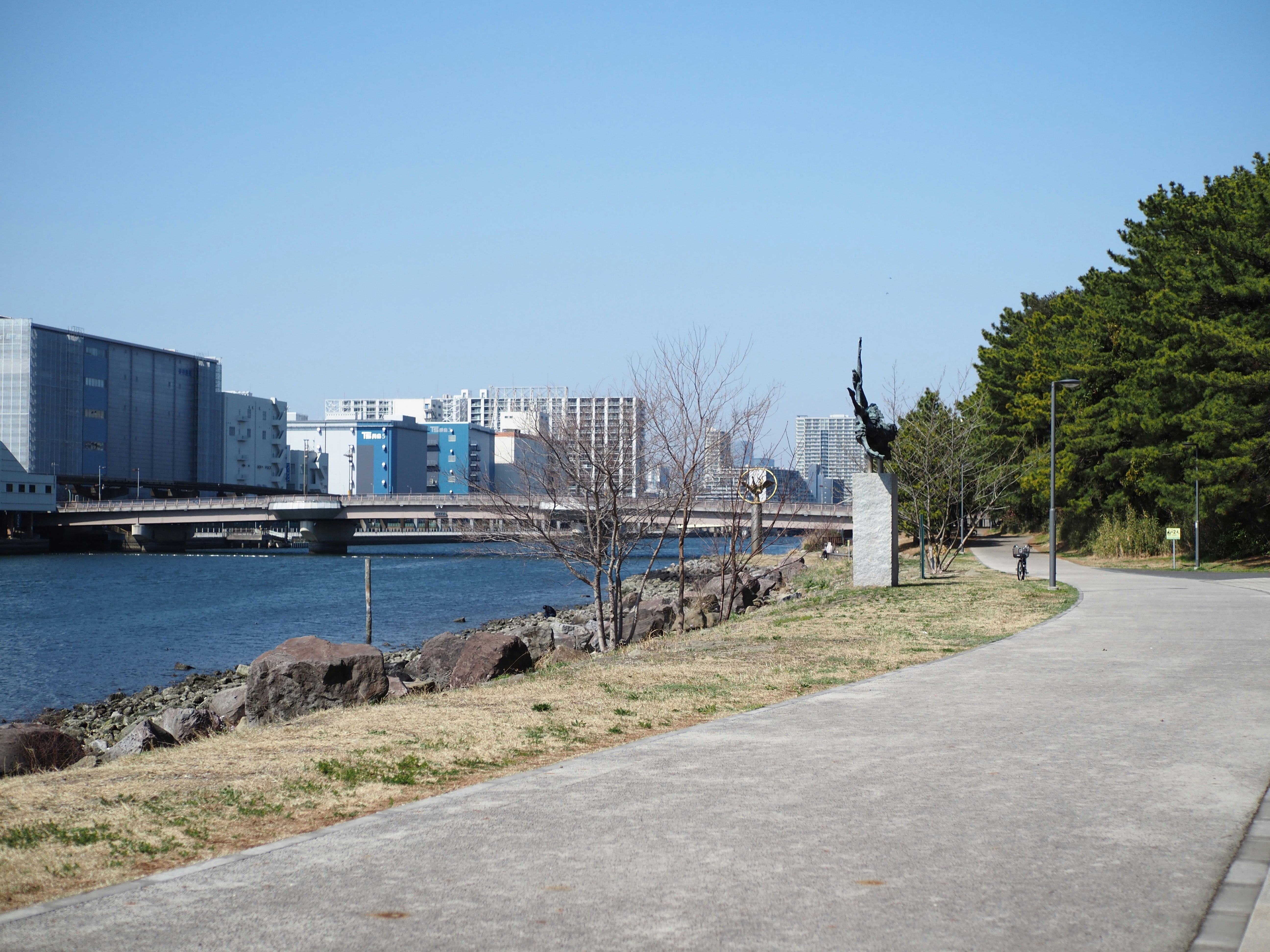 大井埠頭緑道公園の水辺沿いの遊歩道風景
