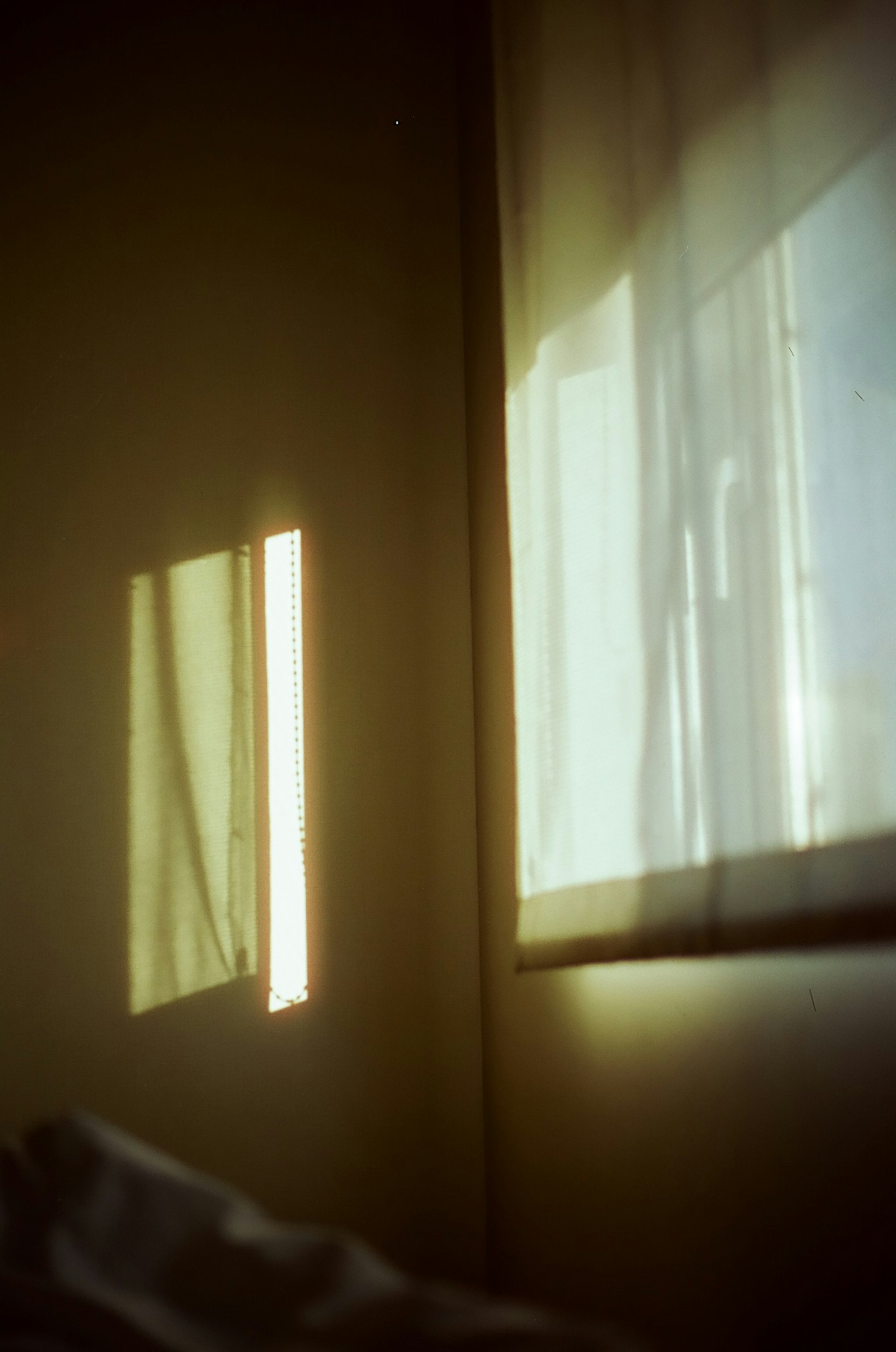 Sanfte Lichtschatten, die sich von einem Fenster an die Wand werfen