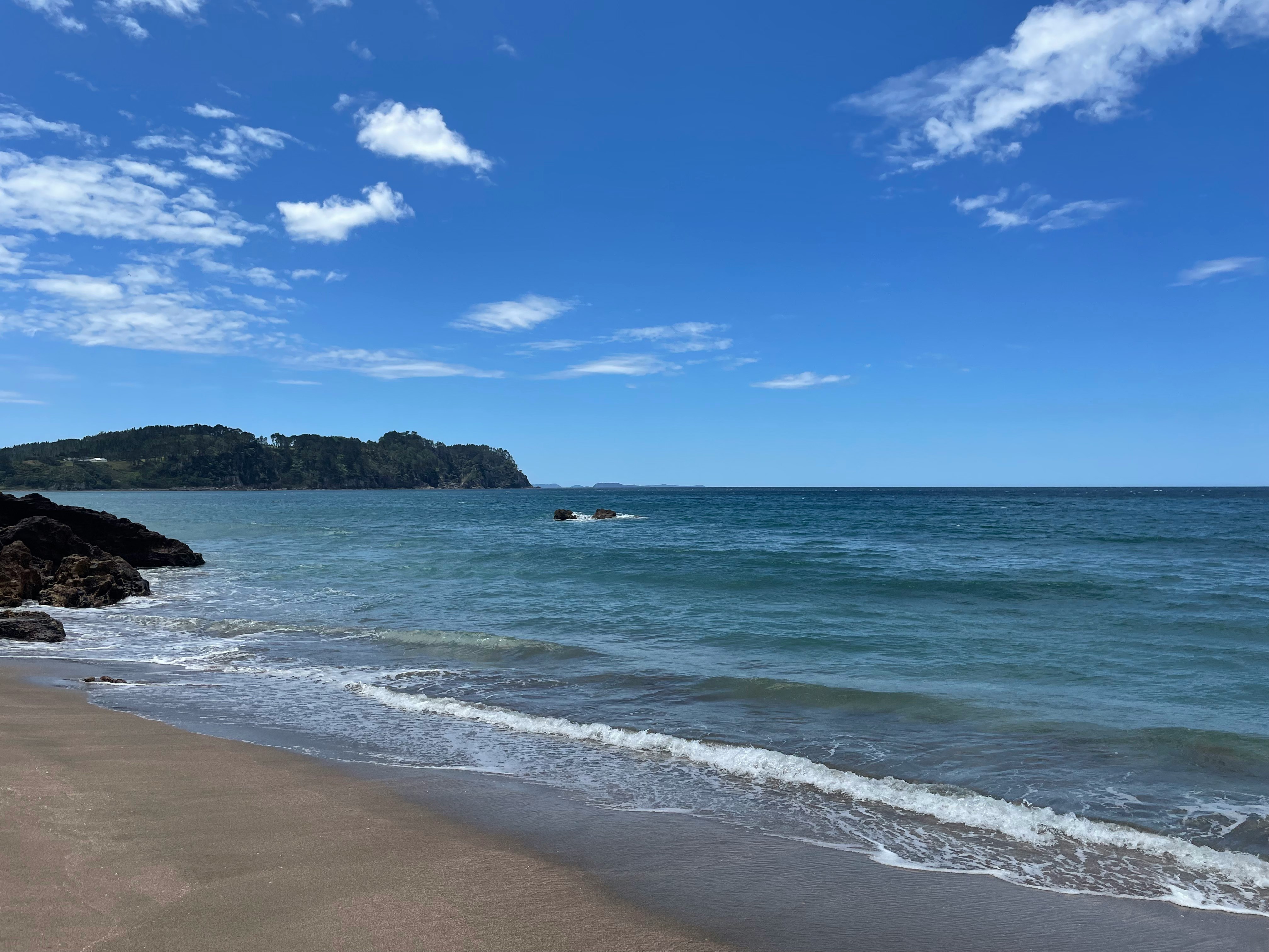 海岸风景：岬角与平缓海浪