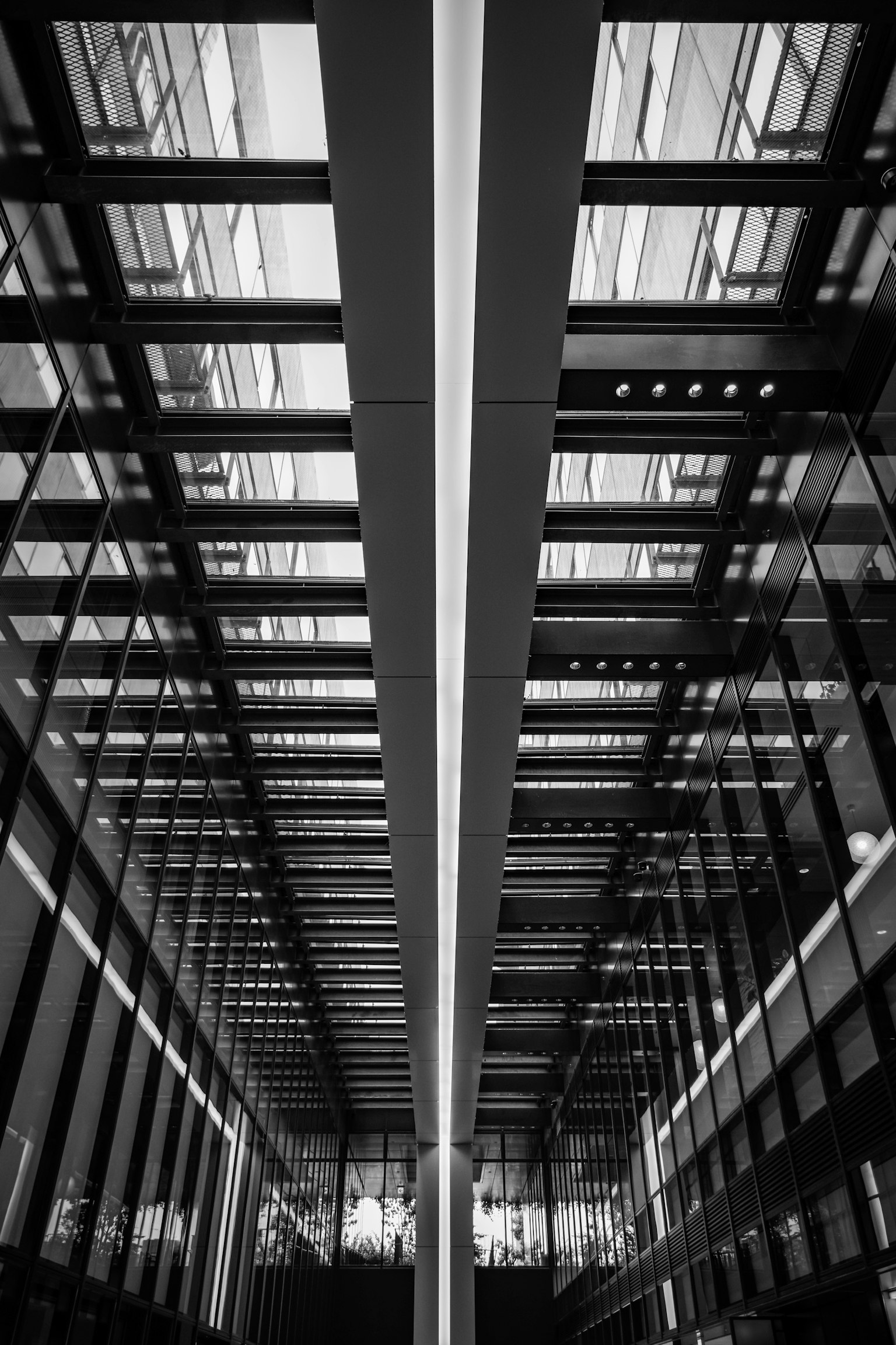 Immagine di un interno di edificio moderno con linee verticali e un soffitto in vetro