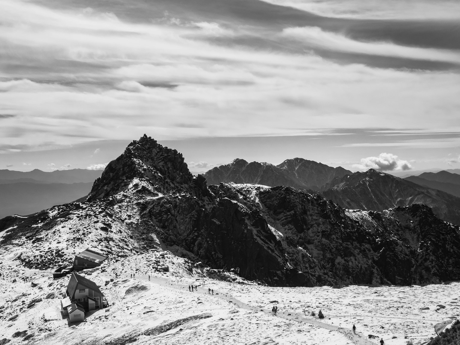 눈 덮인 산과 흐린 하늘