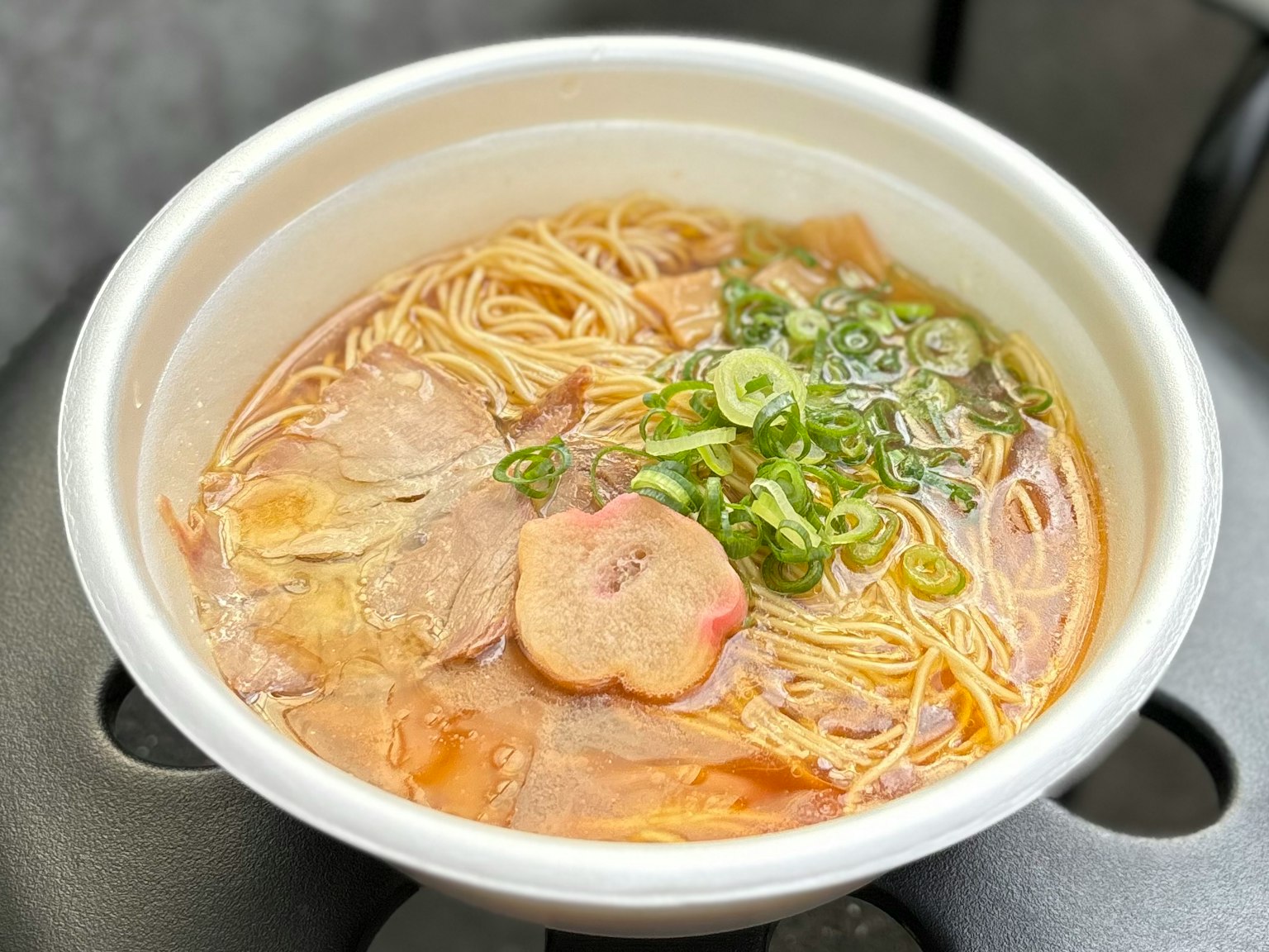 Súp ramen ấm với mì mỏng và hành lá