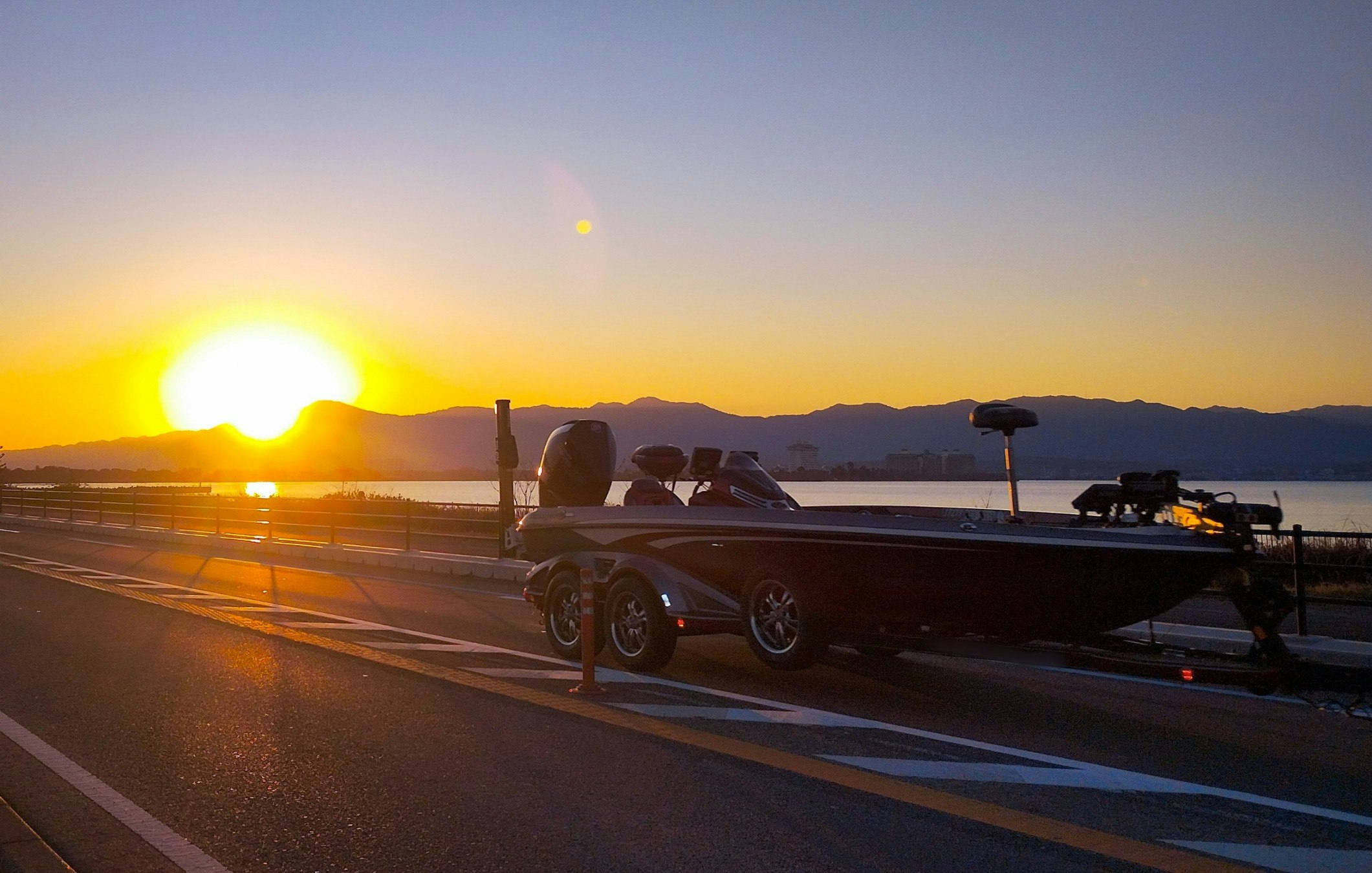 夕暮れの高速道路を走るクラシックカー