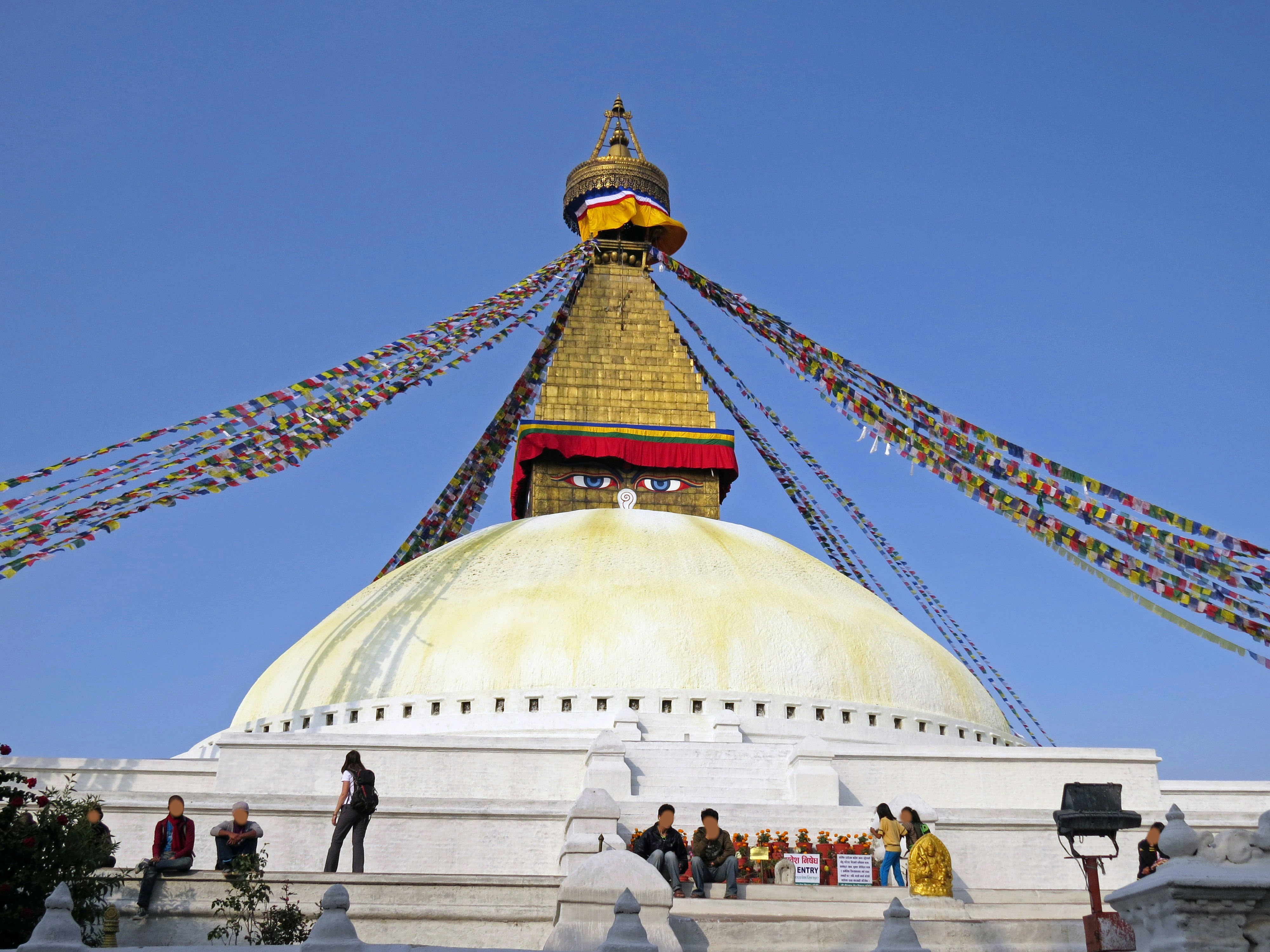 Tháp Phật (stupa) dưới bầu trời xanh