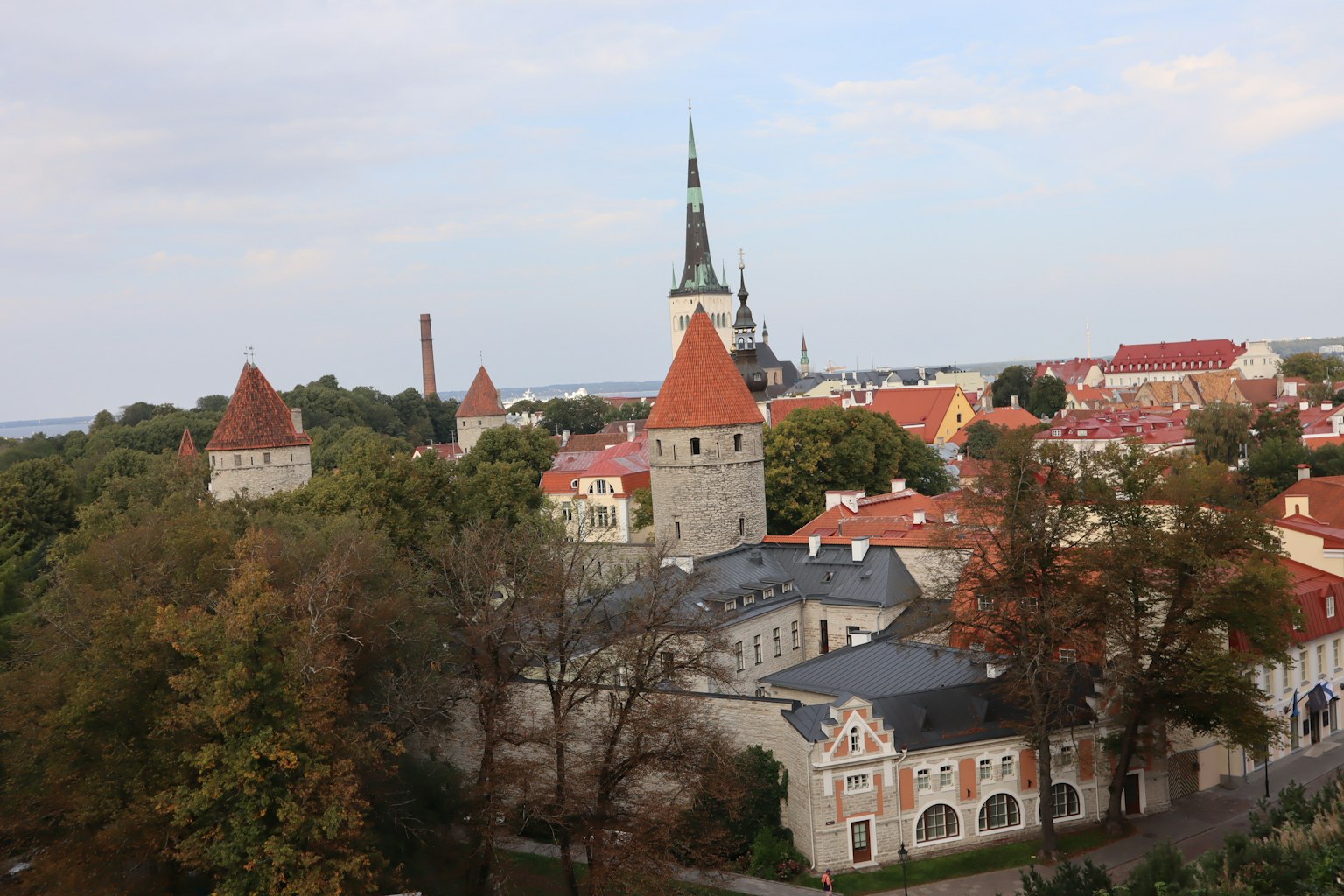 Luftaufnahme von Tallinn Estland mit roten Dächern und Türmen