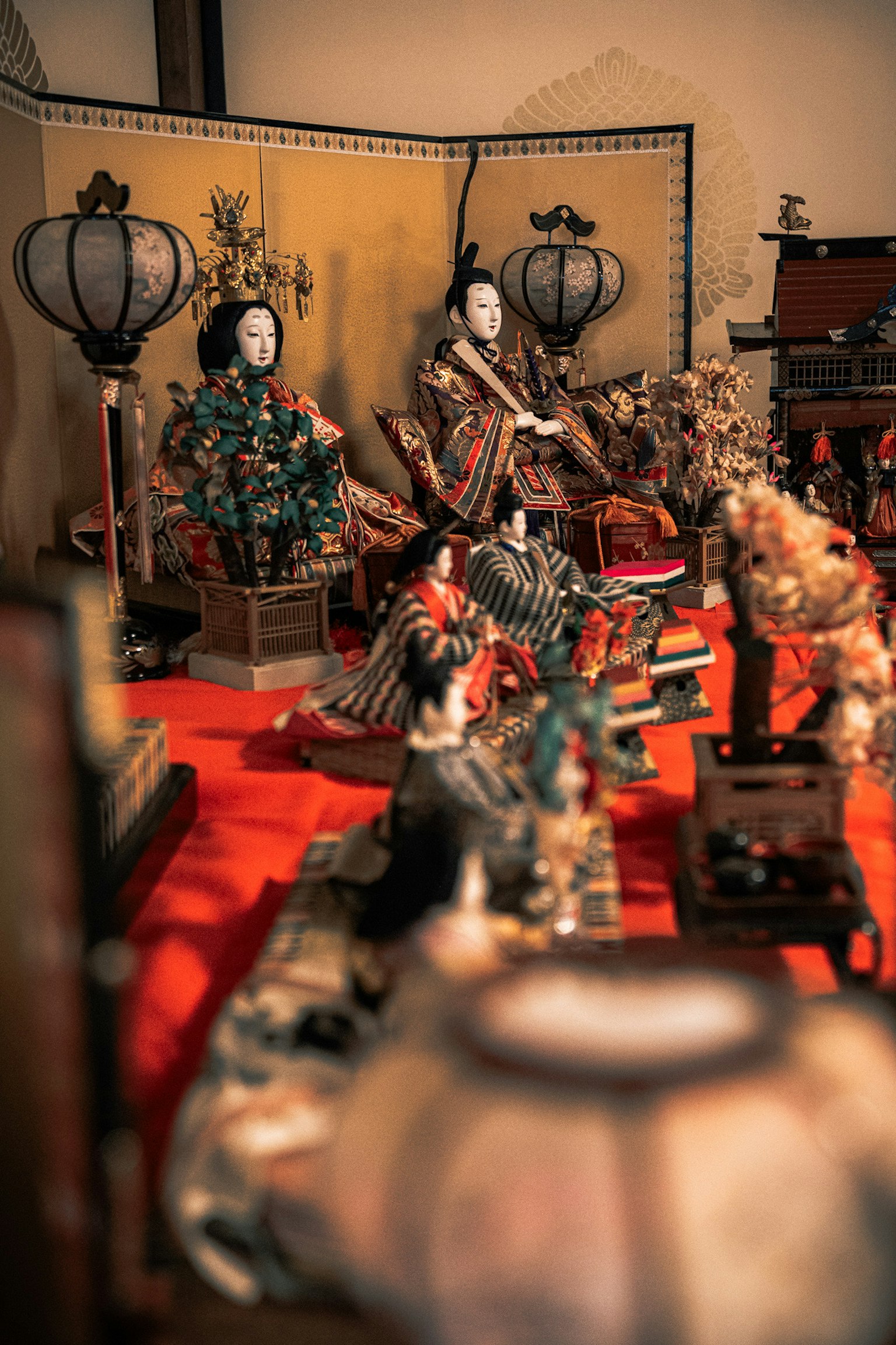 Sebuah pemandangan indah dengan boneka dan dekorasi Jepang tradisional