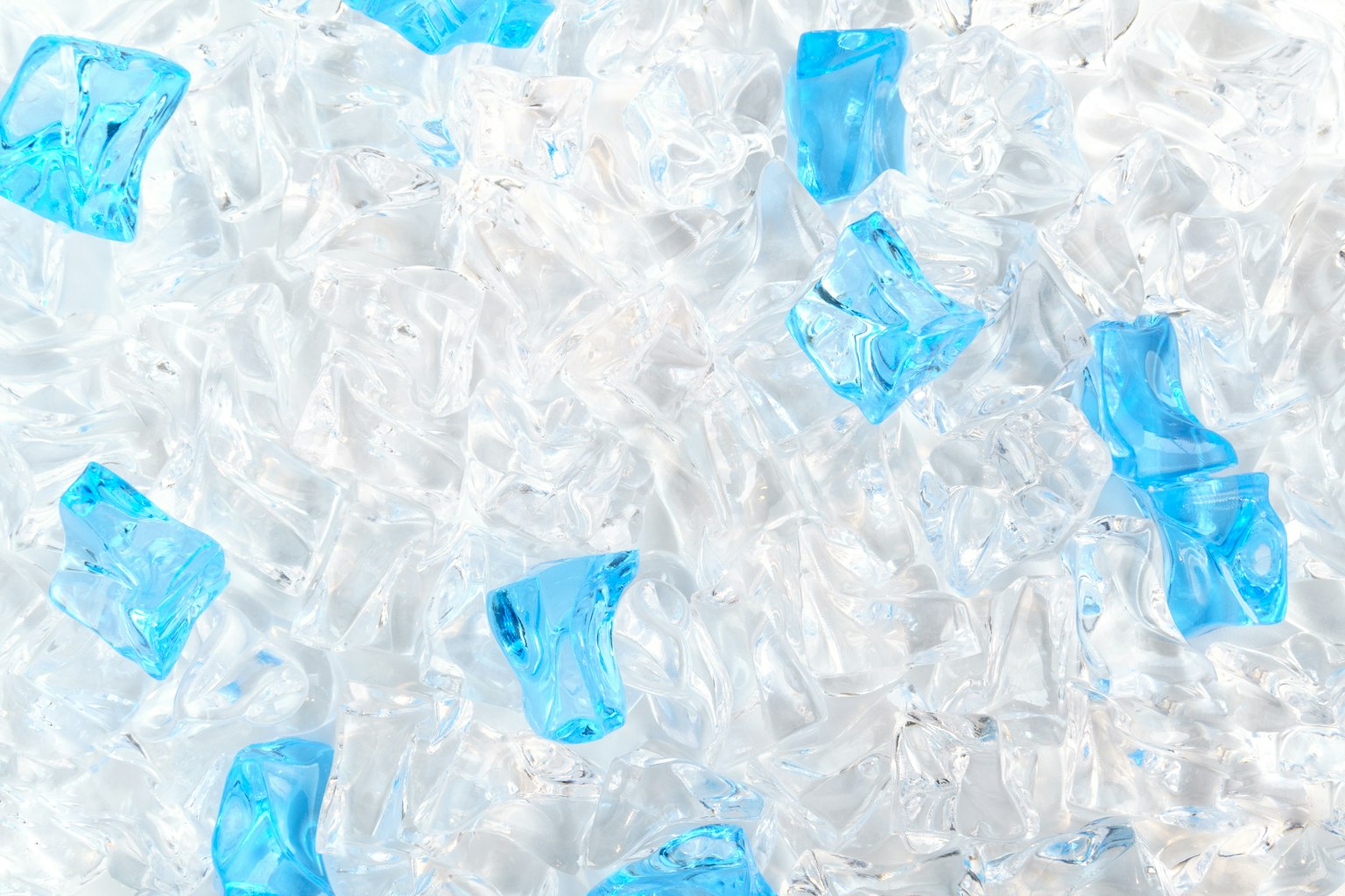 Imagen con piezas de hielo azules esparcidas sobre un fondo transparente
