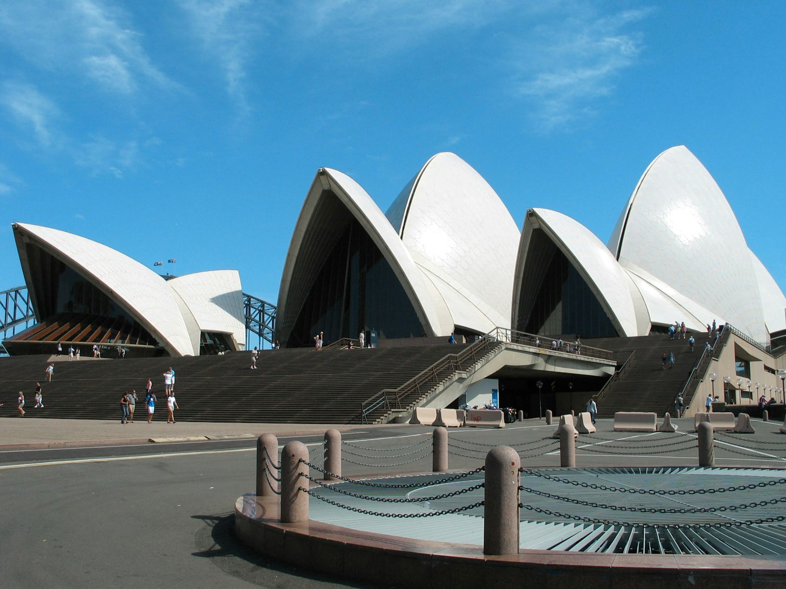 Gedung Opera Sydney dengan arsitektur unik dan langit biru