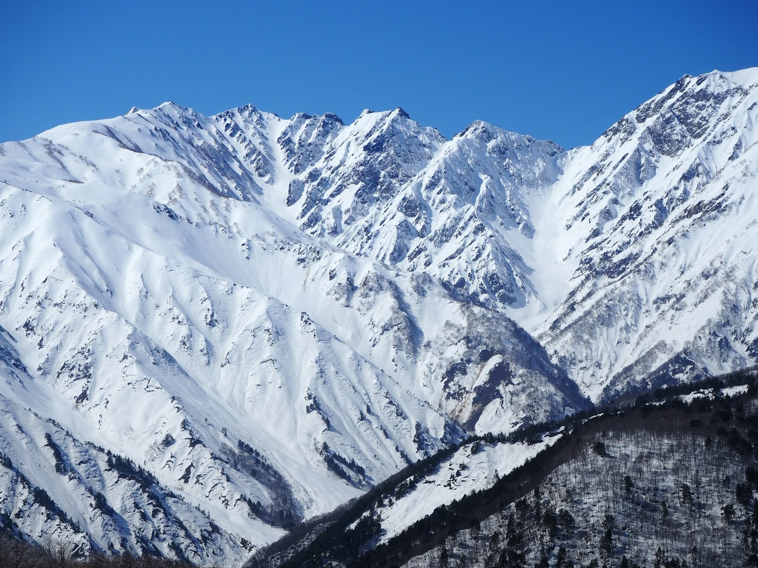Montañas cubiertas de nieve bajo un cielo azul claro