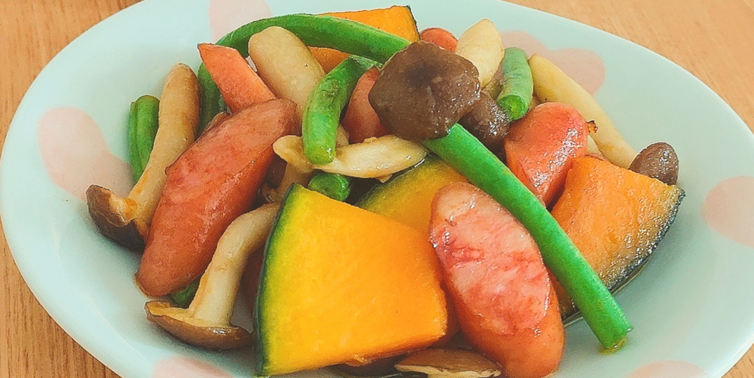 Salad rau củ nhiều màu sắc có bí ngô và đậu xanh