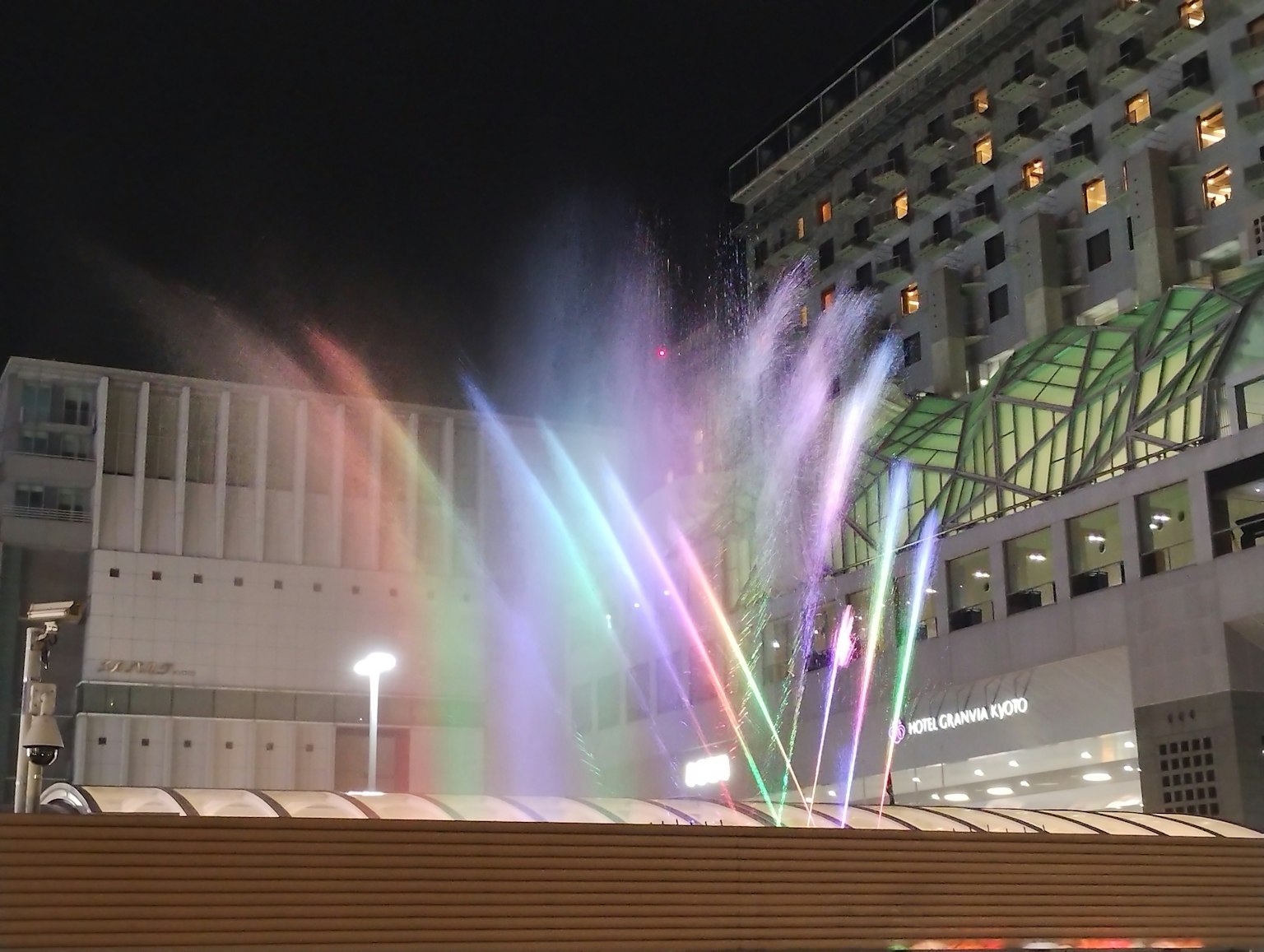 Bunte Wasserstrahlen bei einer nächtlichen Brunnenaufführung