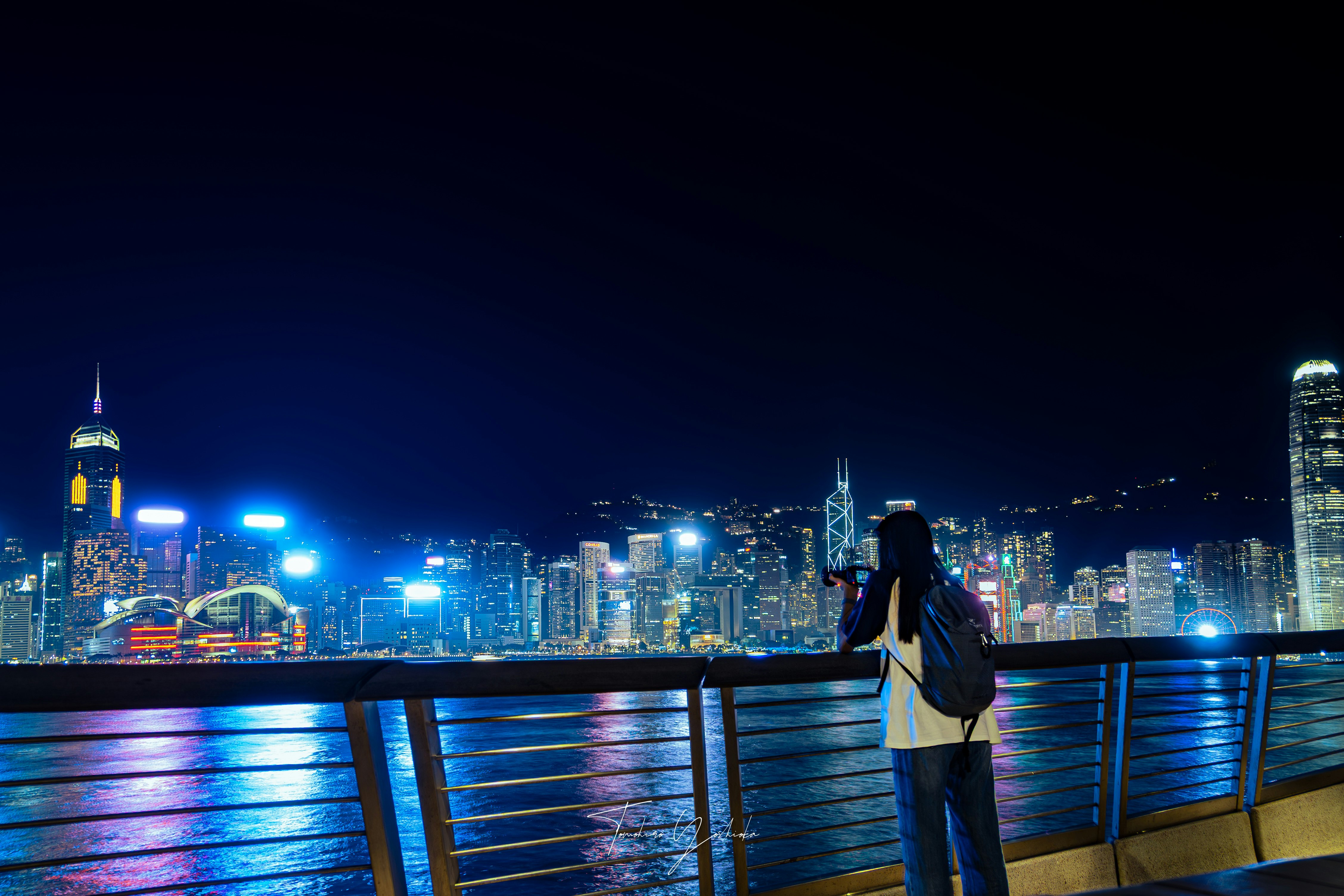 夜景を見下ろす海辺の遊歩道と高層ビル群