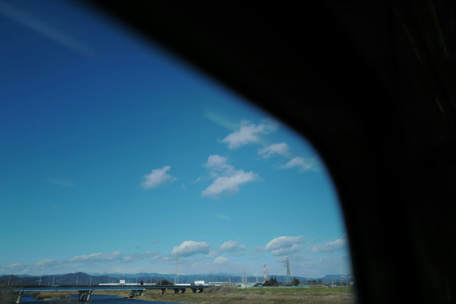Vista del cielo blu e delle nuvole bianche attraverso una finestra