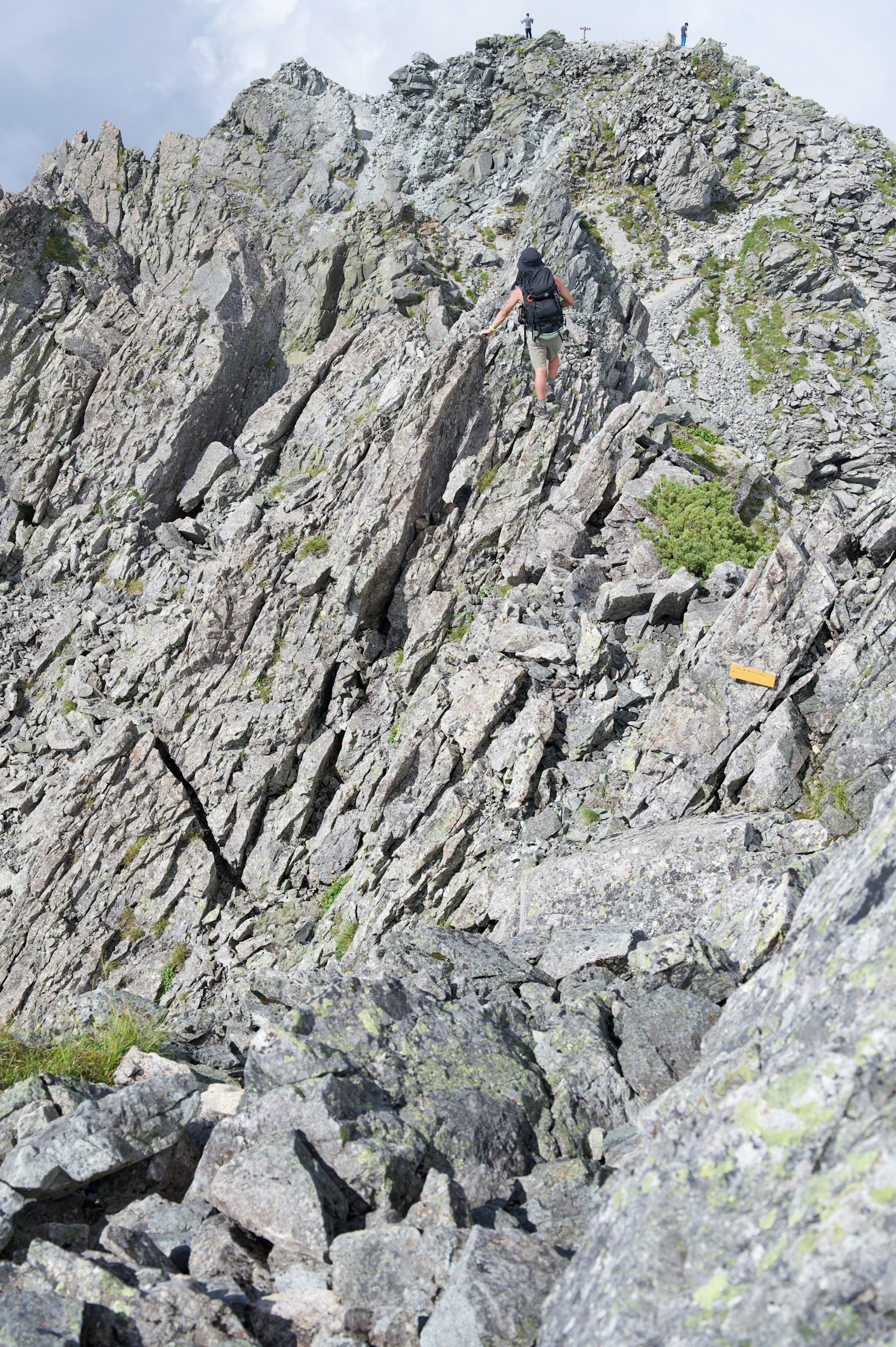 Escalatore che naviga su un terreno roccioso accidentato