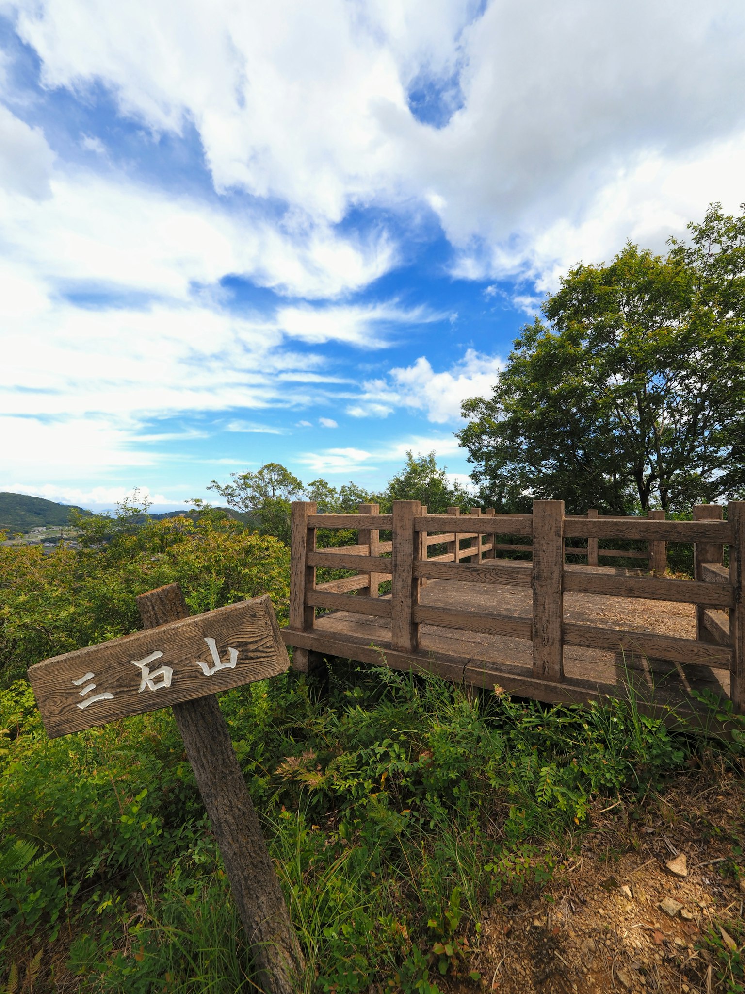 Piattaforma panoramica a Sanishiyama con cielo blu