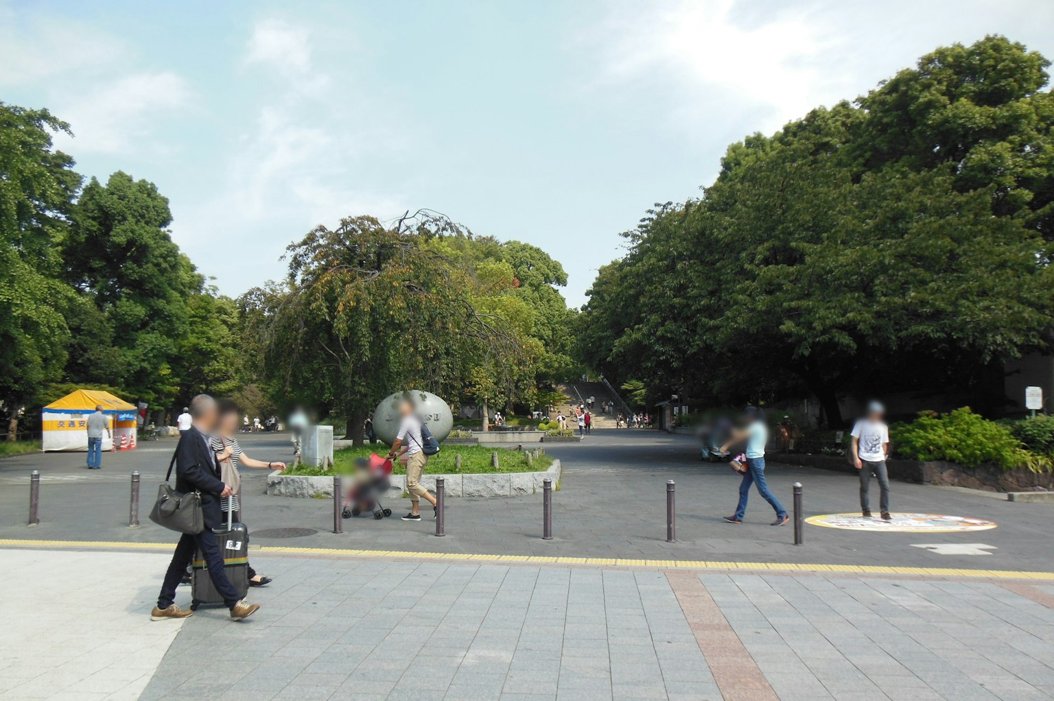 Escena de parque con personas caminando en un entorno verde
