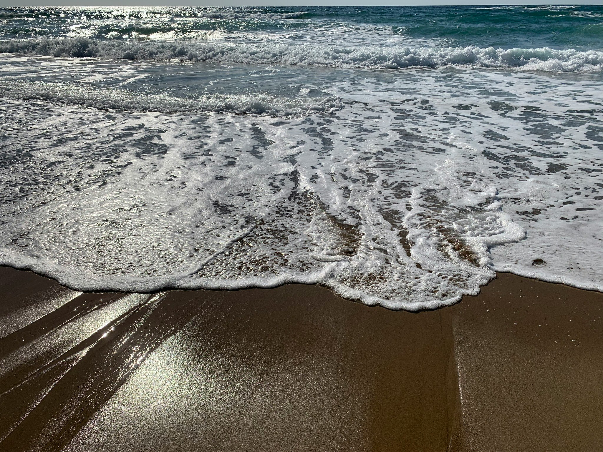 onde che si infrangono su una spiaggia di sabbia del Mar del Giappone