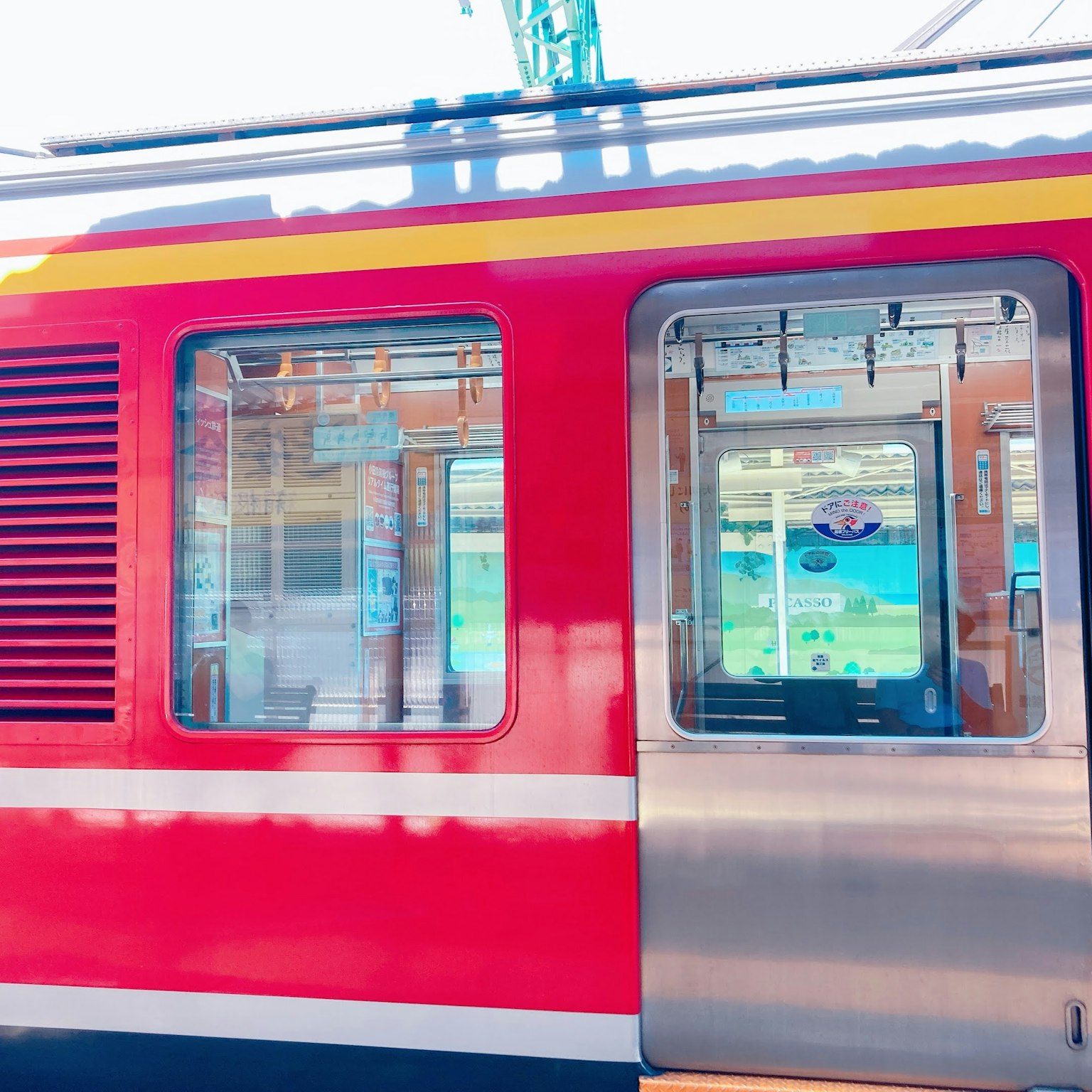 Nahaufnahme eines roten Zugwagens mit Fenstern und metallischen Elementen