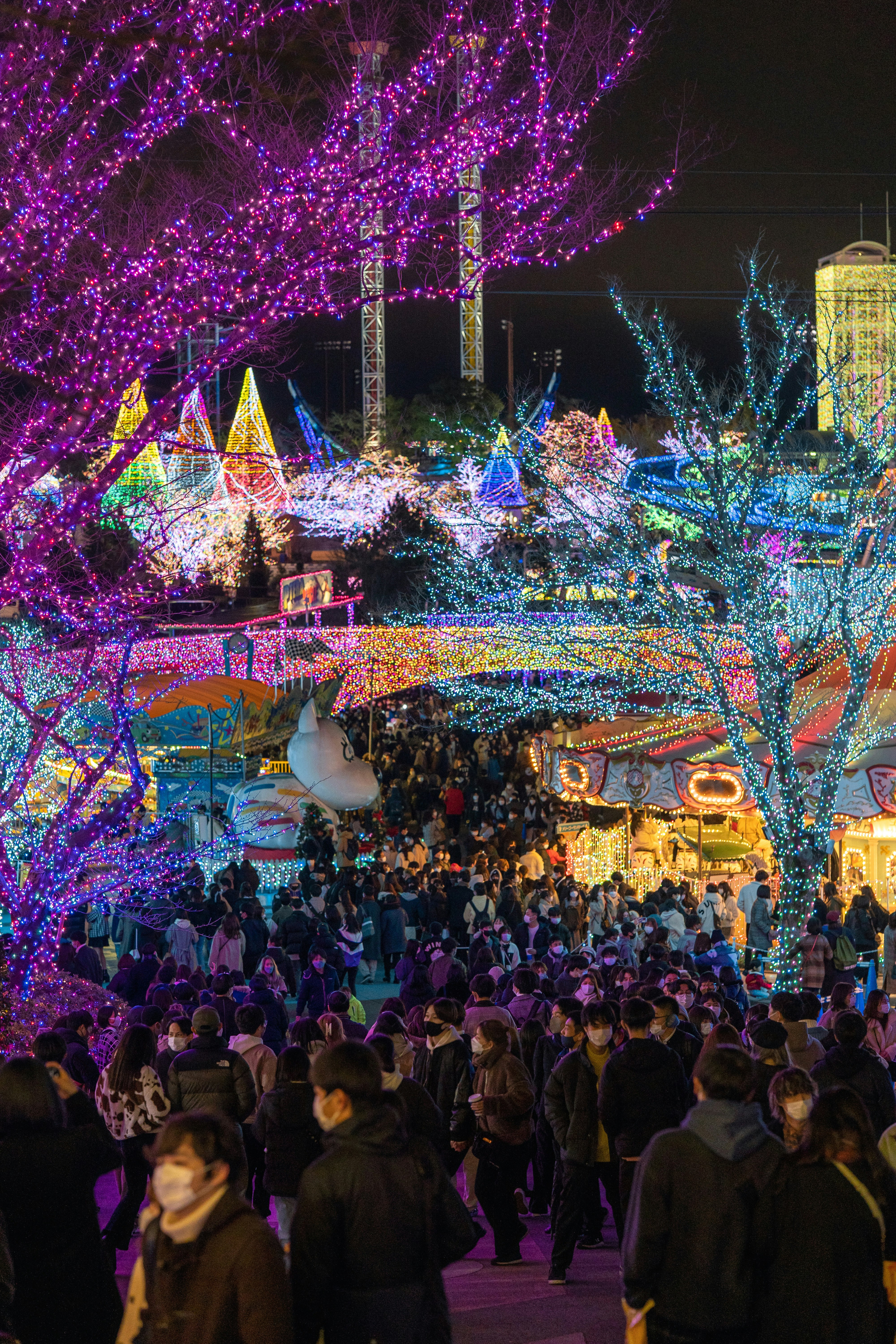 Keramaian malam di Yomiuriland dengan dekorasi Natal