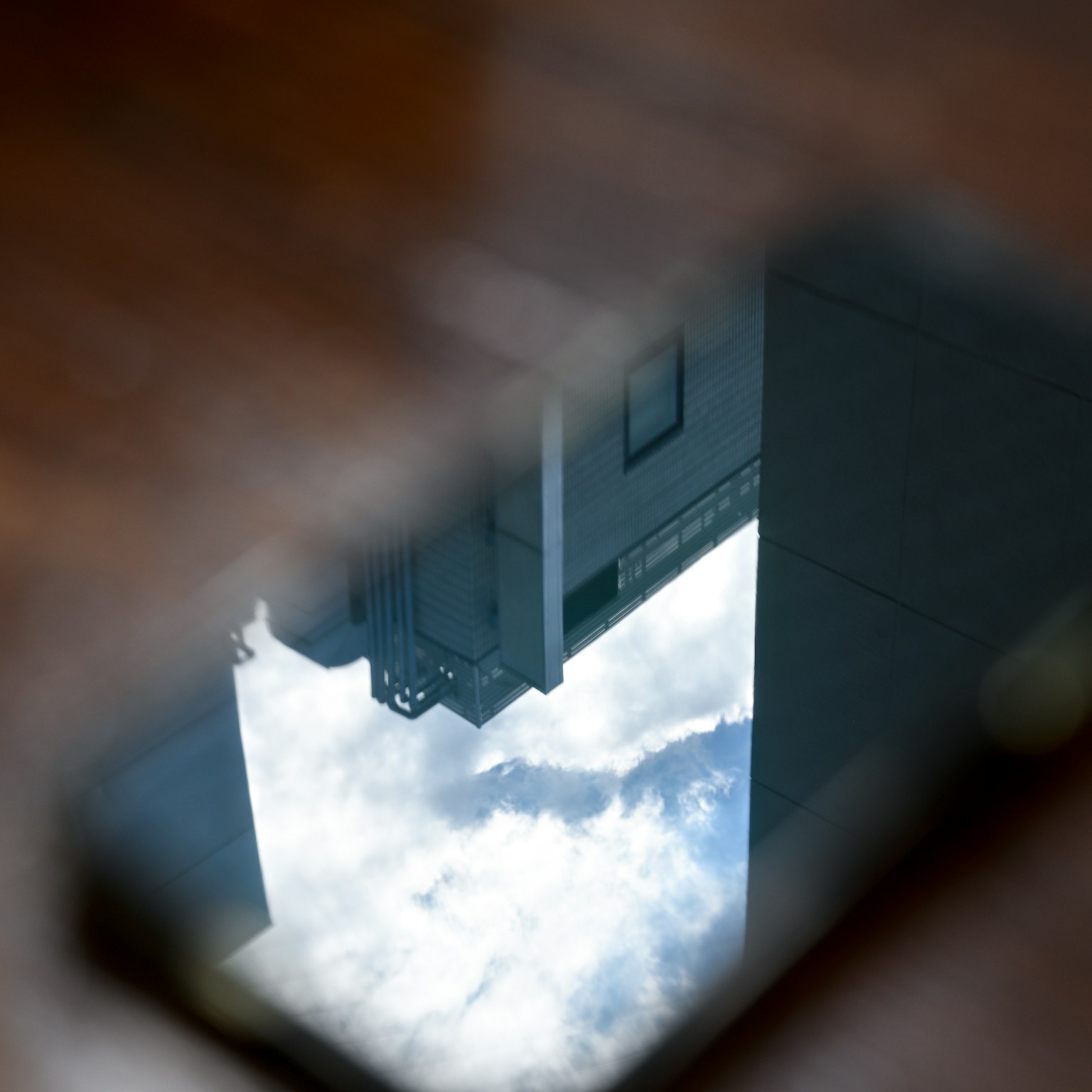 Reflejo de nubes y un edificio en el agua