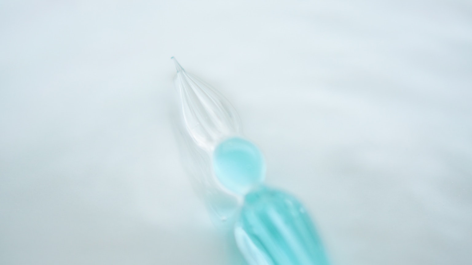 เครื่องประดับสีน้ำเงินโปร่งใสโดดเด่นบนพื้นหลังสีขาว