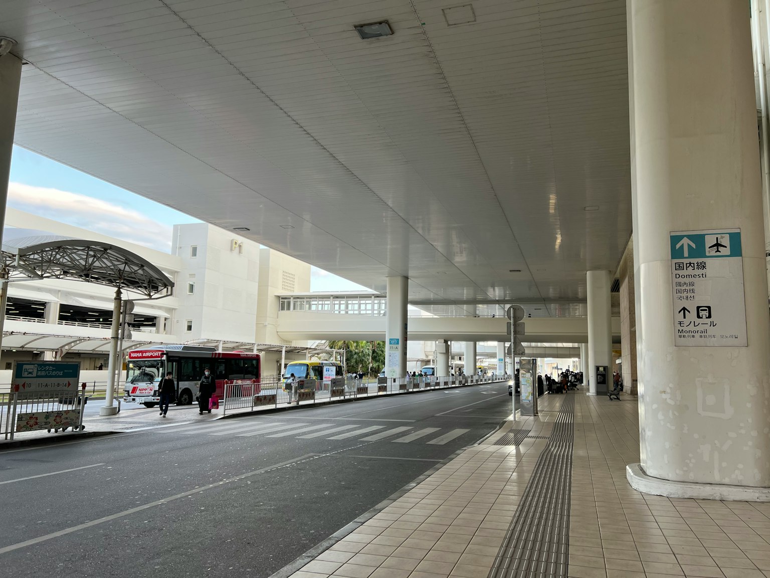 Geräumiger Busbahnhof innen mit hoher Deckenstruktur