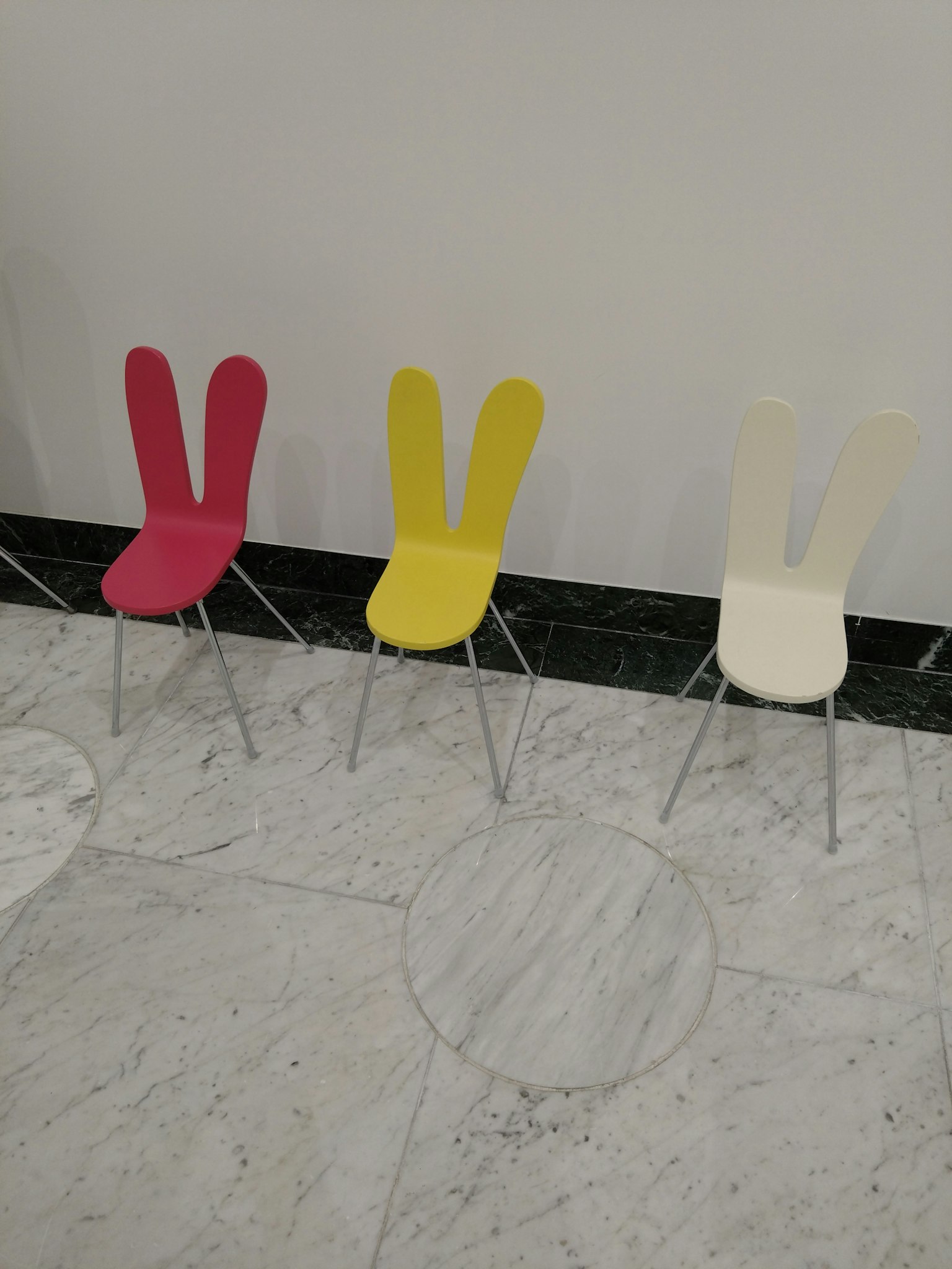 다채로운 토끼 귀 모양의 의자가 줄지어 있음