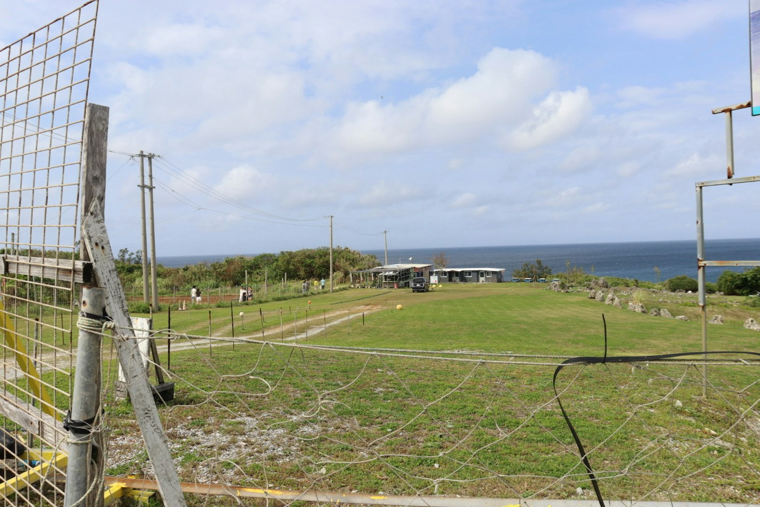 Campo erboso aperto con vista sul mare blu e sul cielo