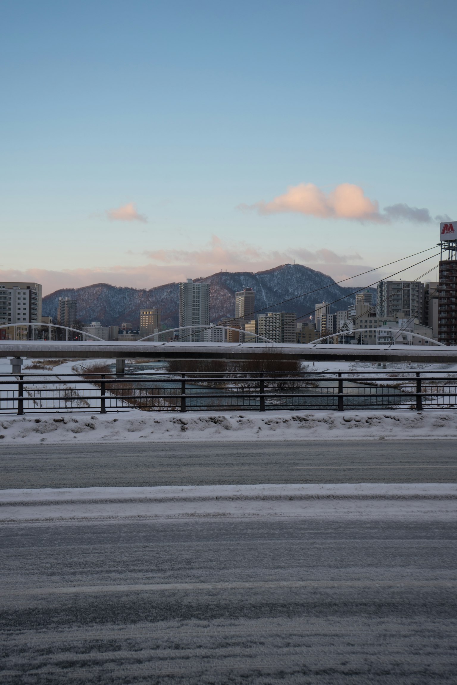 Paysage de rivière enneigée et de montagnes couleurs d'hiver