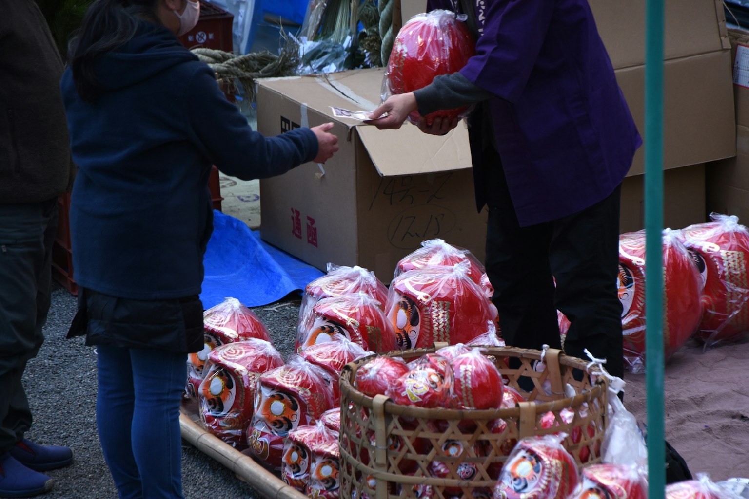 Un vendeur de ballons rouges sur un marché avec un client