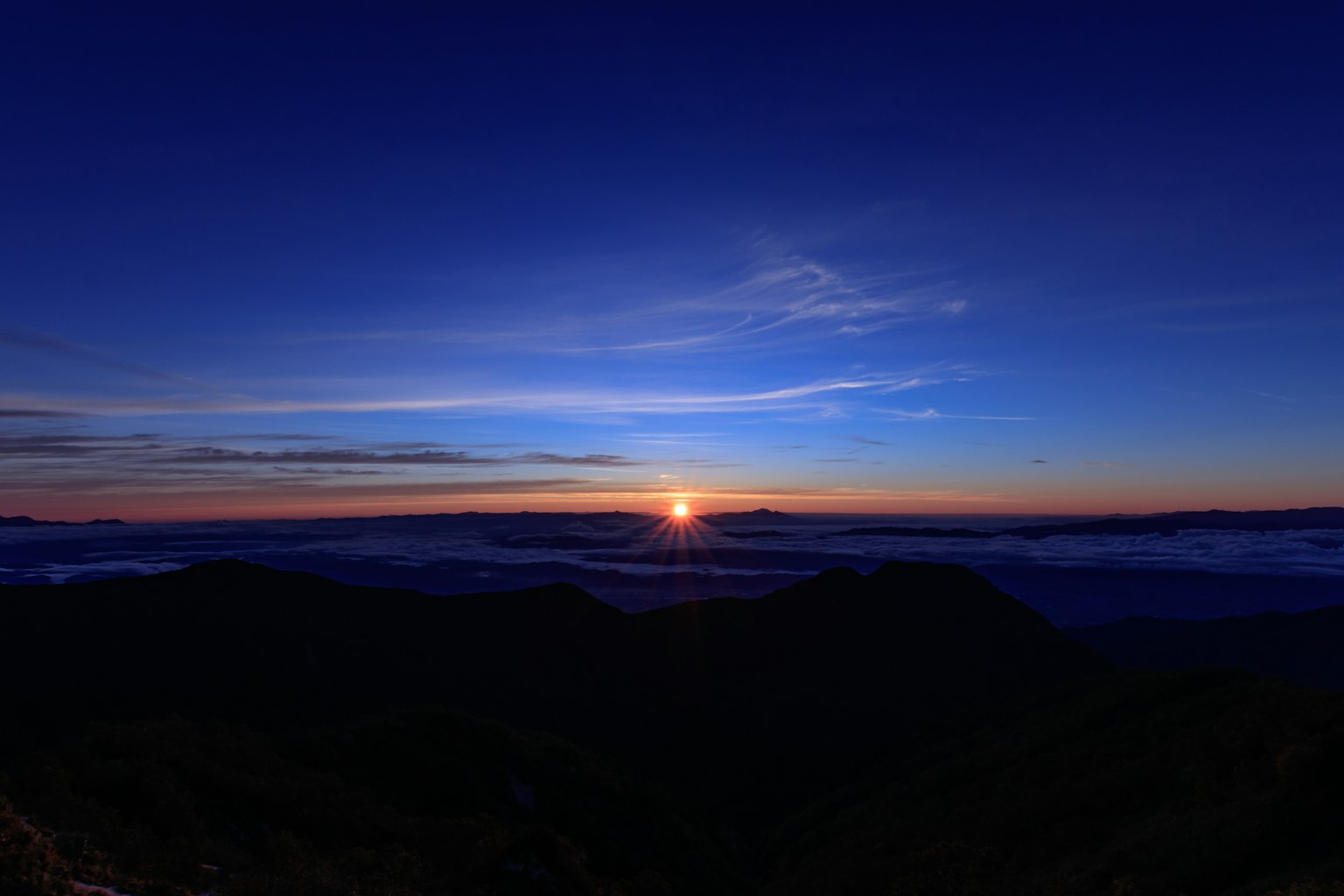 美麗的日出景觀，藍天和雲，山的輪廓