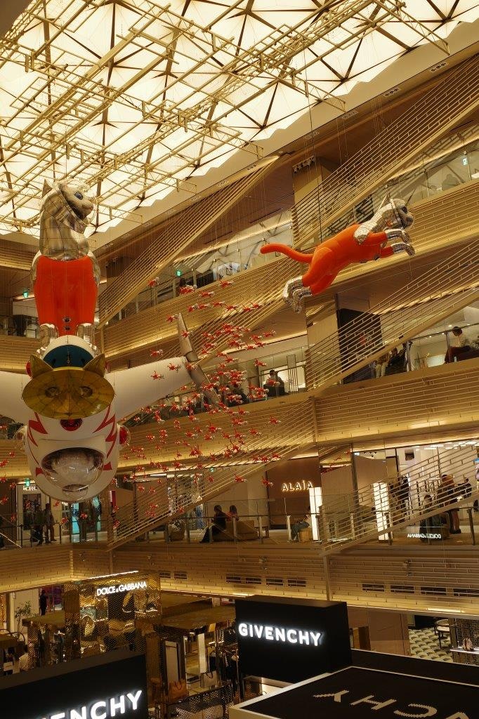 Plafond décoratif et atrium dans un grand centre commercial