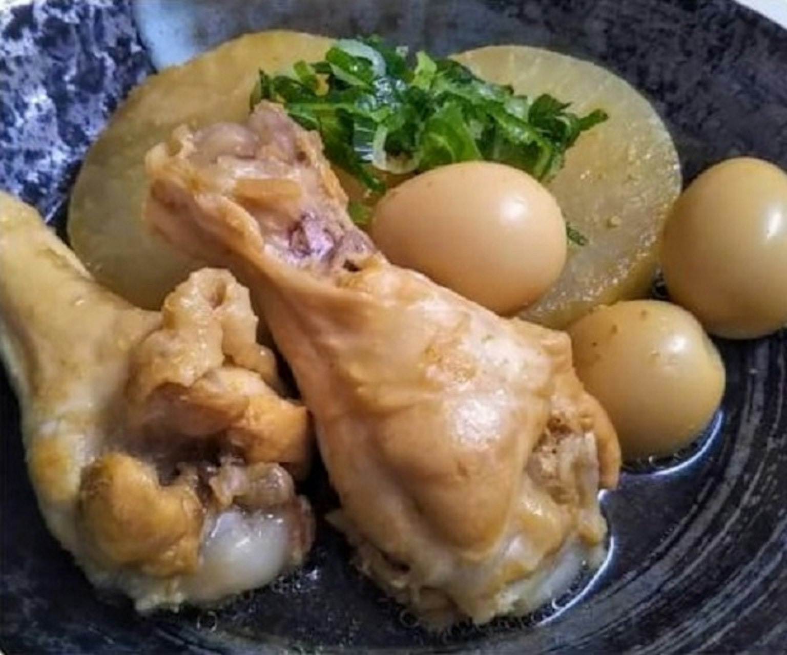 Plato de muslos de pollo con huevos duros y rábano