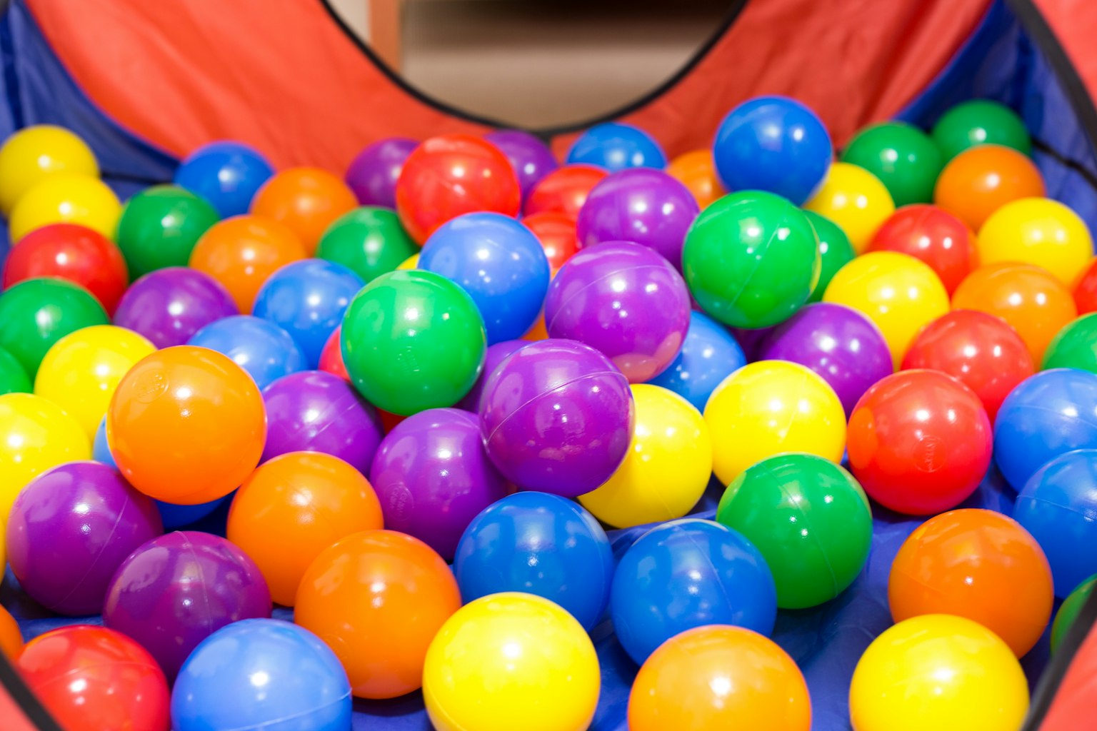 Balles en plastique colorées remplissant une aire de jeux