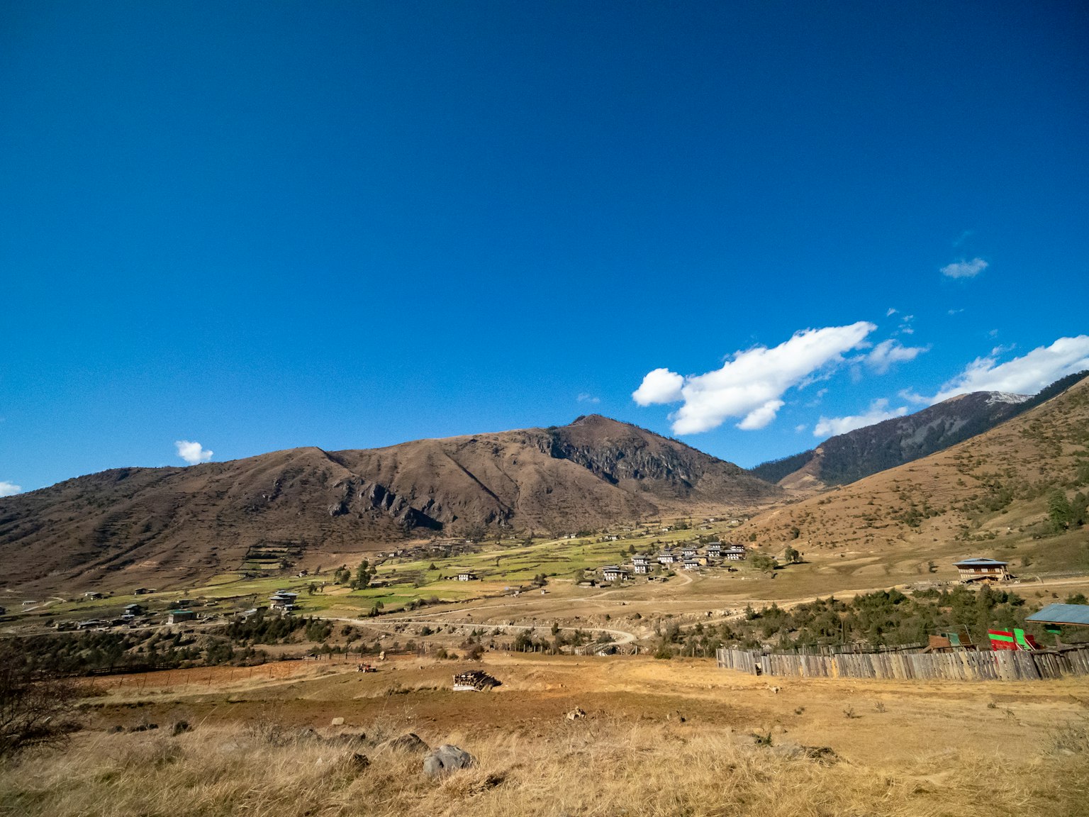藍天下的山脈和村莊風景