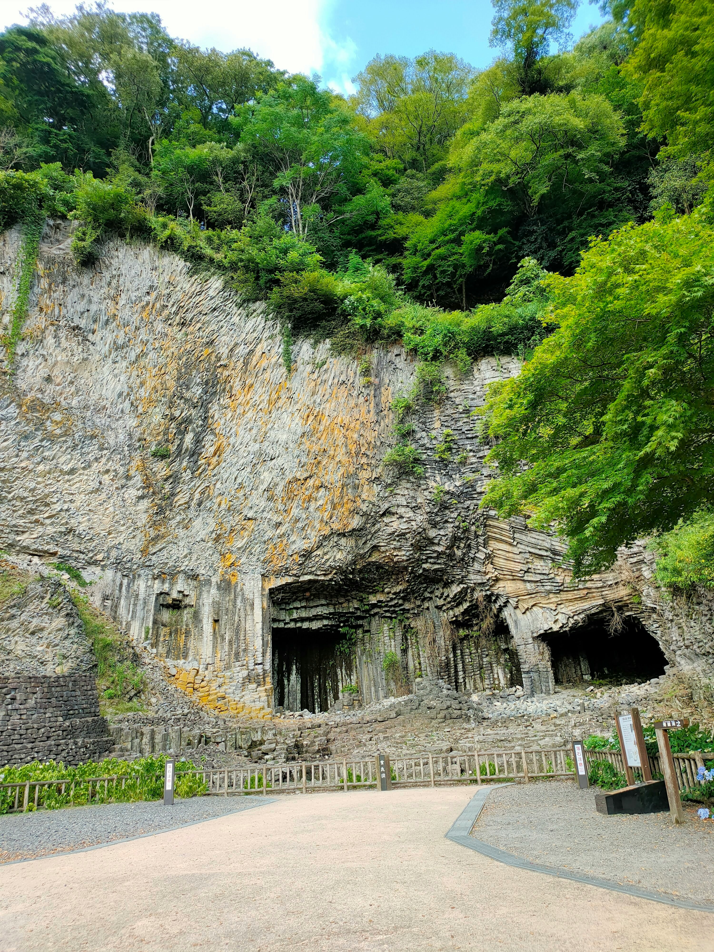 青龍洞洞口與層狀岩壁