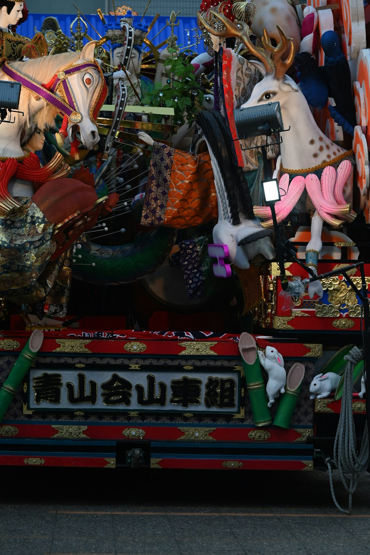 Char de festival coloré décoré avec des chevaux et des créatures marines
