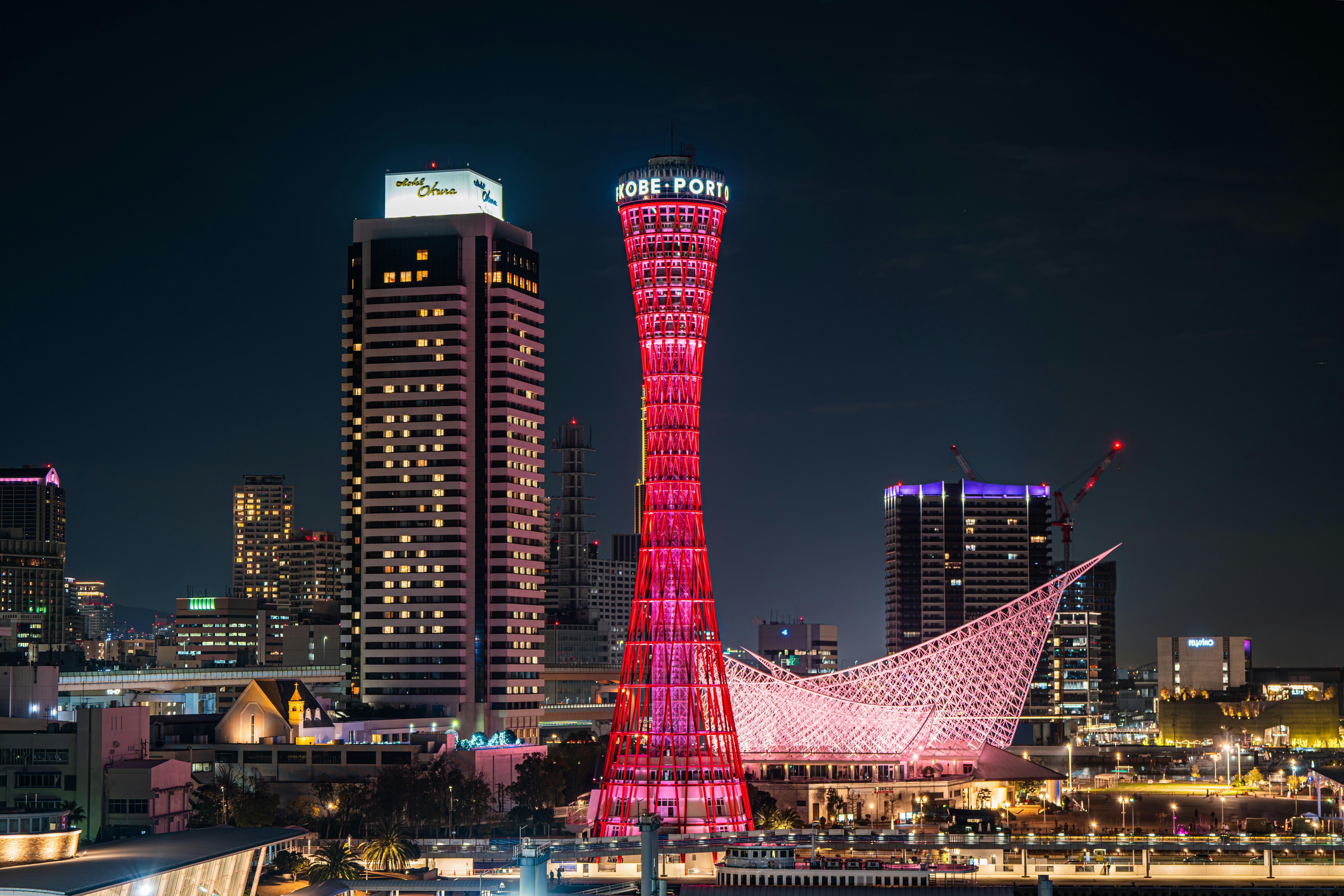 神戶港塔夜景明亮的粉紅色燈光環繞著摩天大樓