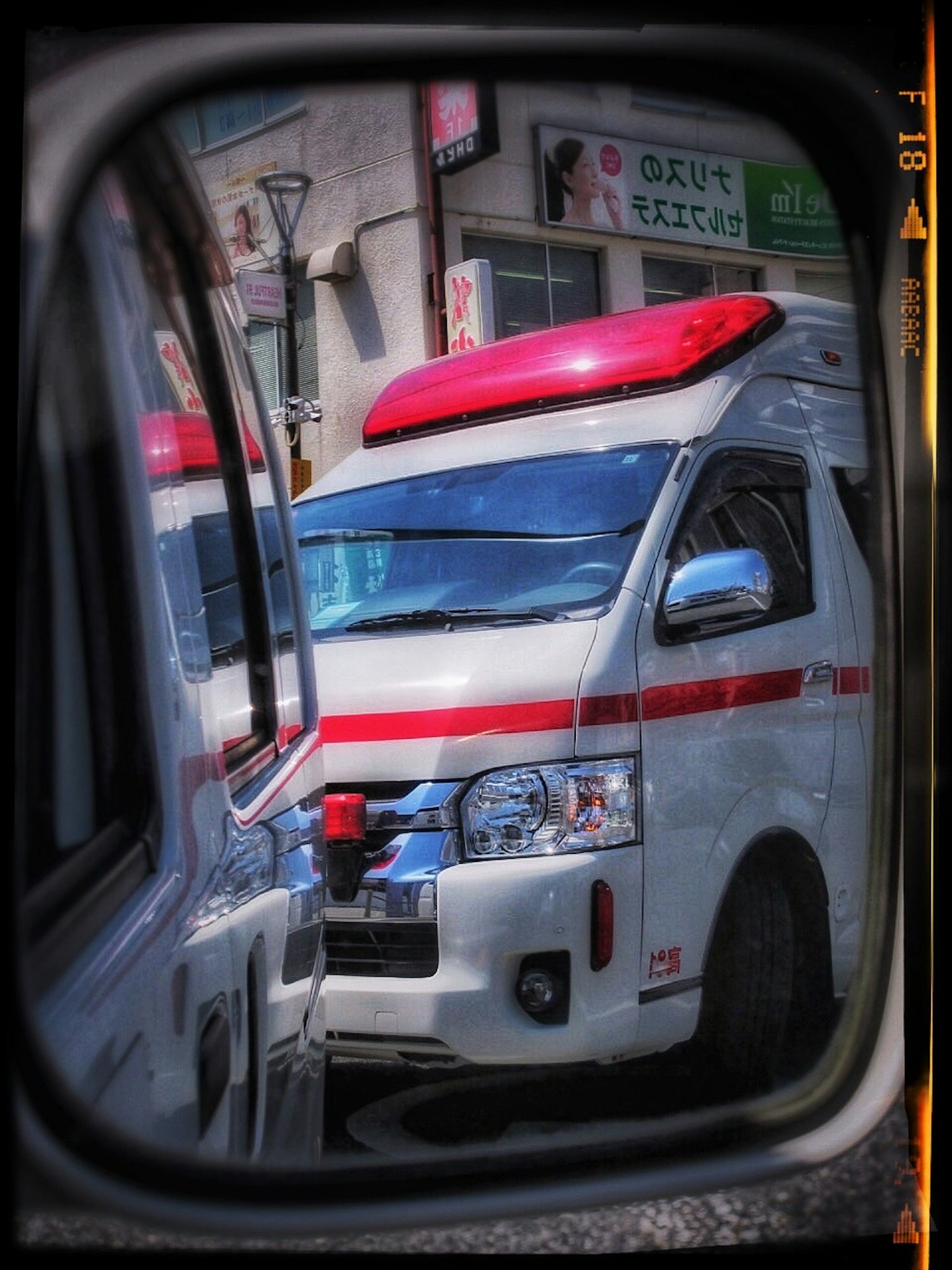 側鏡中反射的紅色屋頂救護車
