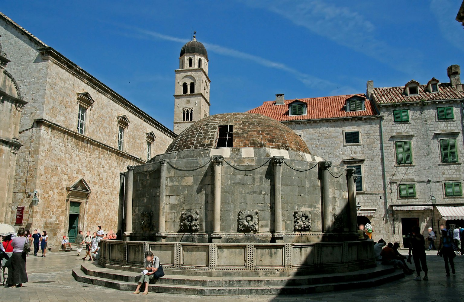 Đài phun nước đá lịch sử ở quảng trường Dubrovnik xung quanh bởi các tòa nhà