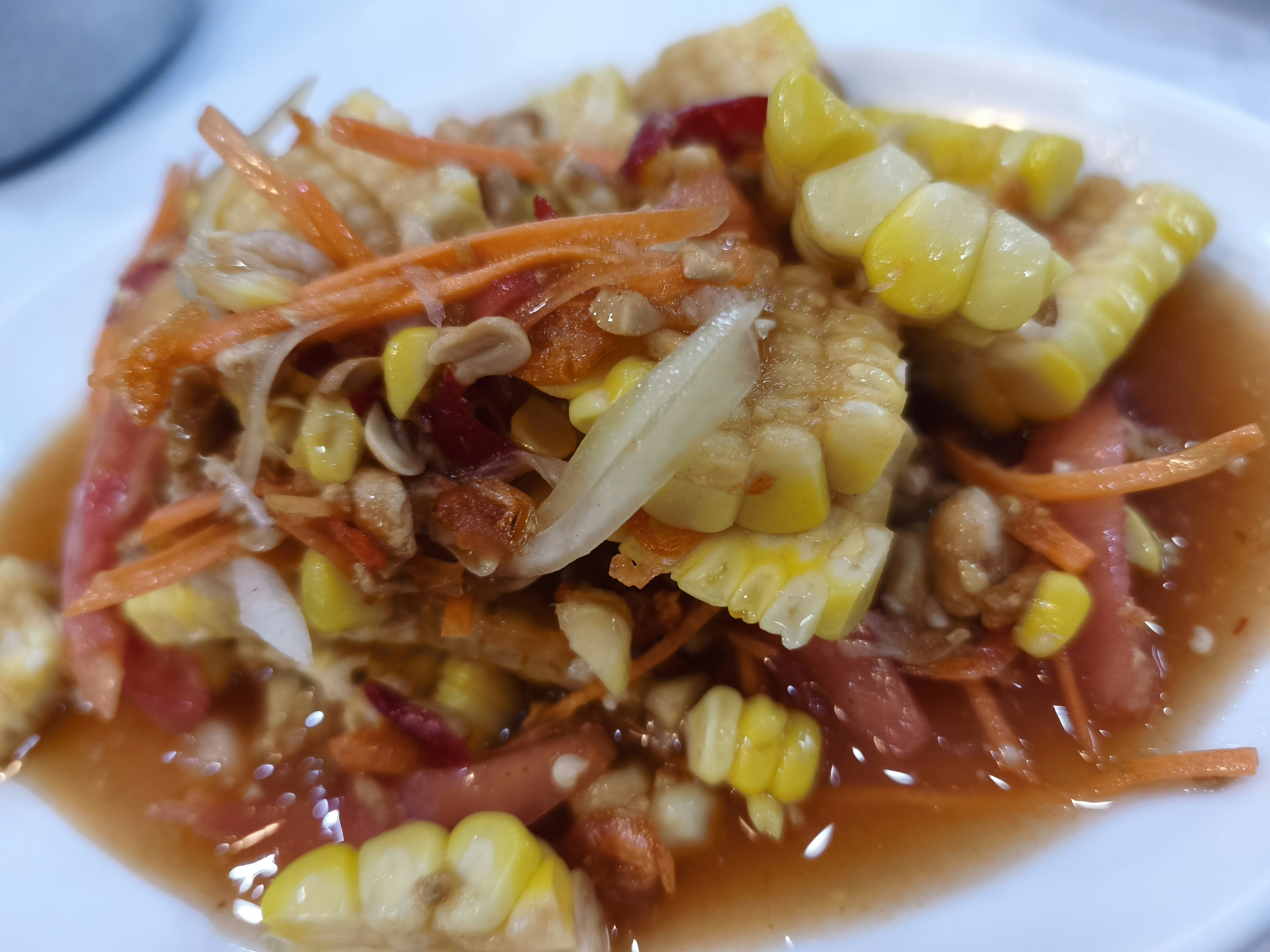 トマトソースの野菜とコーンがのった料理