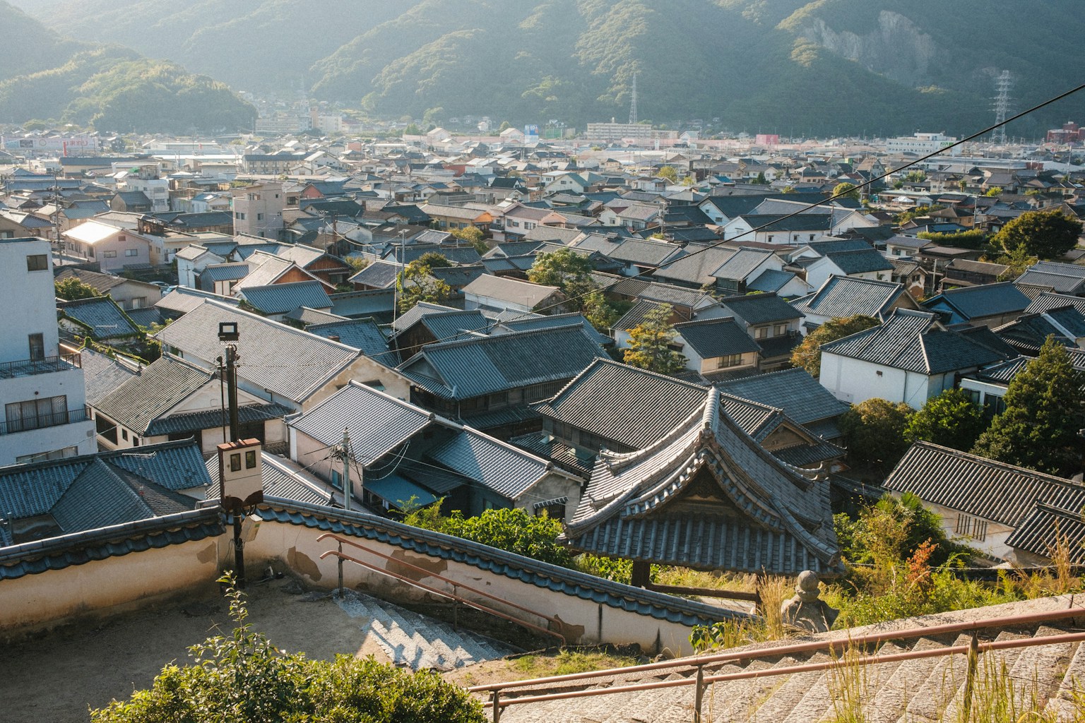 전통 일본 지붕이 있는 마을의 파노라마 뷰