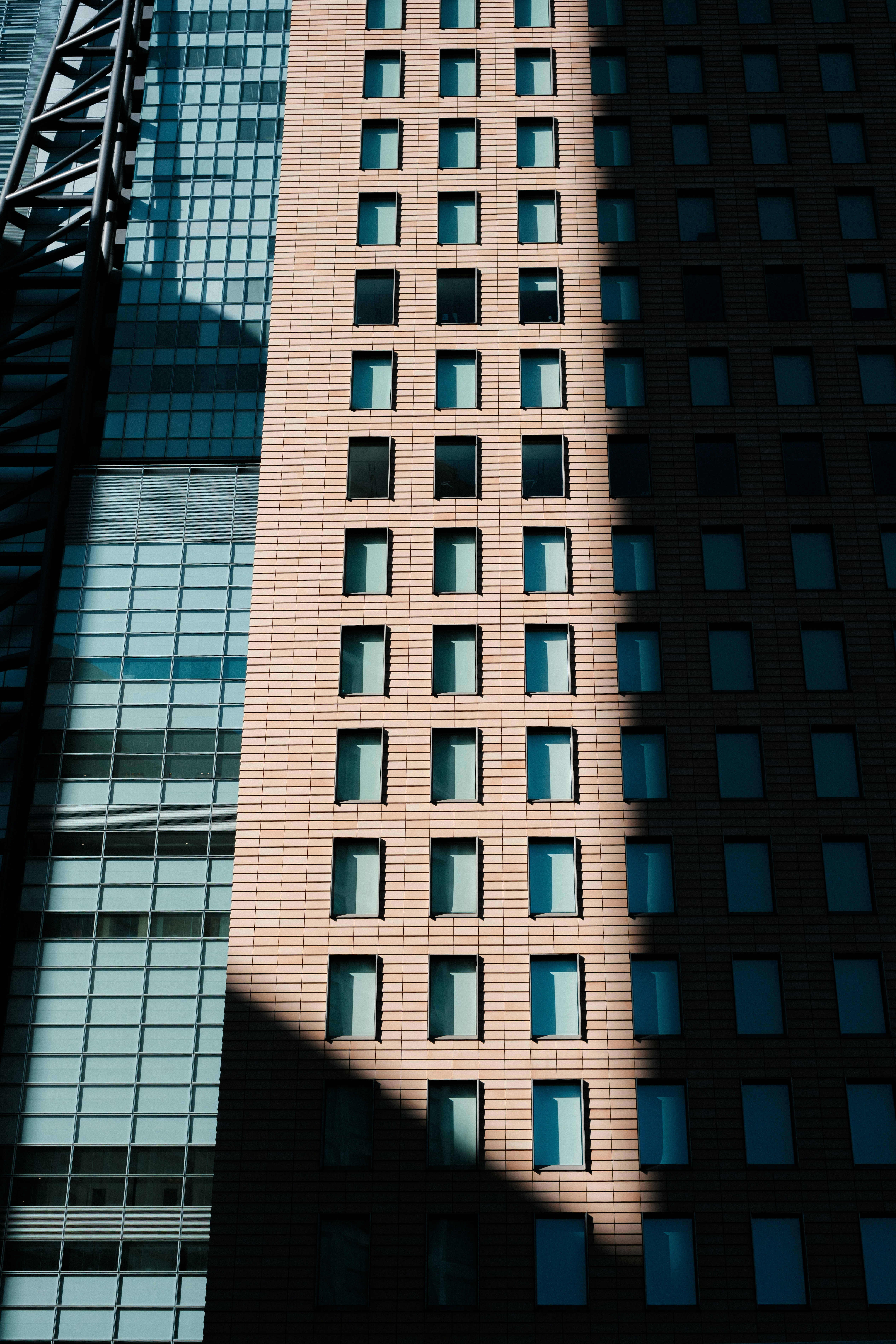 Lumière et ombres sur la façade d’un immeuble