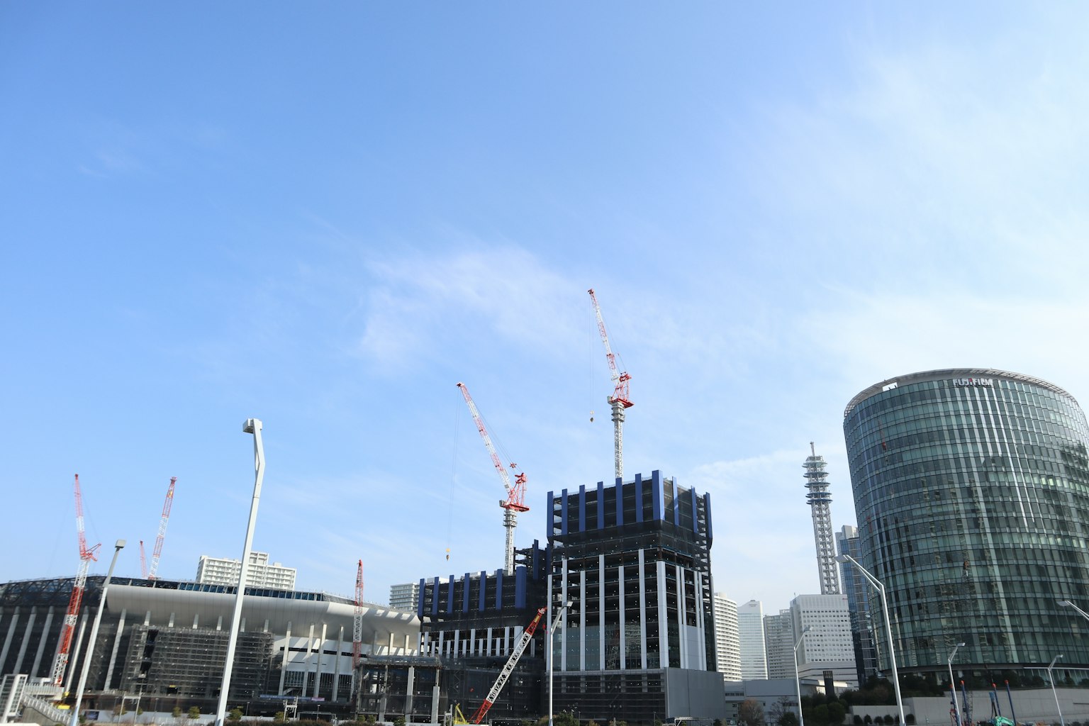 Cantiere di costruzione con grattacieli e cielo azzurro