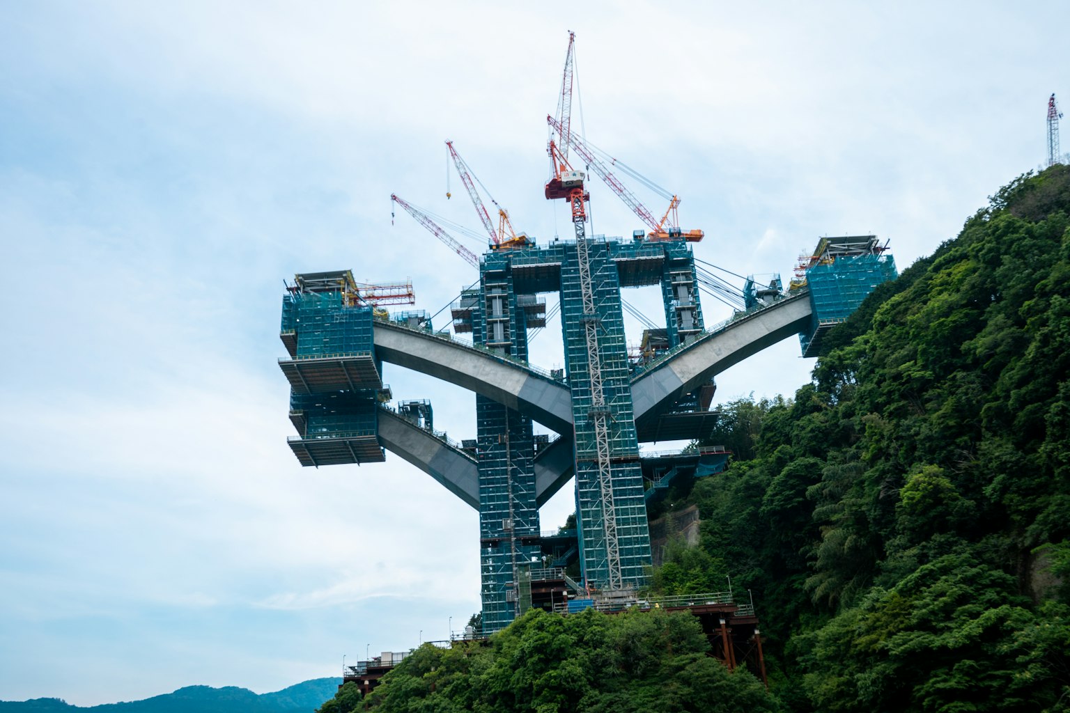 獨特的建築結構坐落在郁郁蔥蔥的山脈中