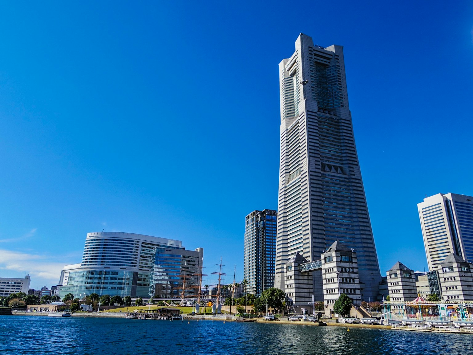 橫濱天際線，包含地標塔和沿海現代建築