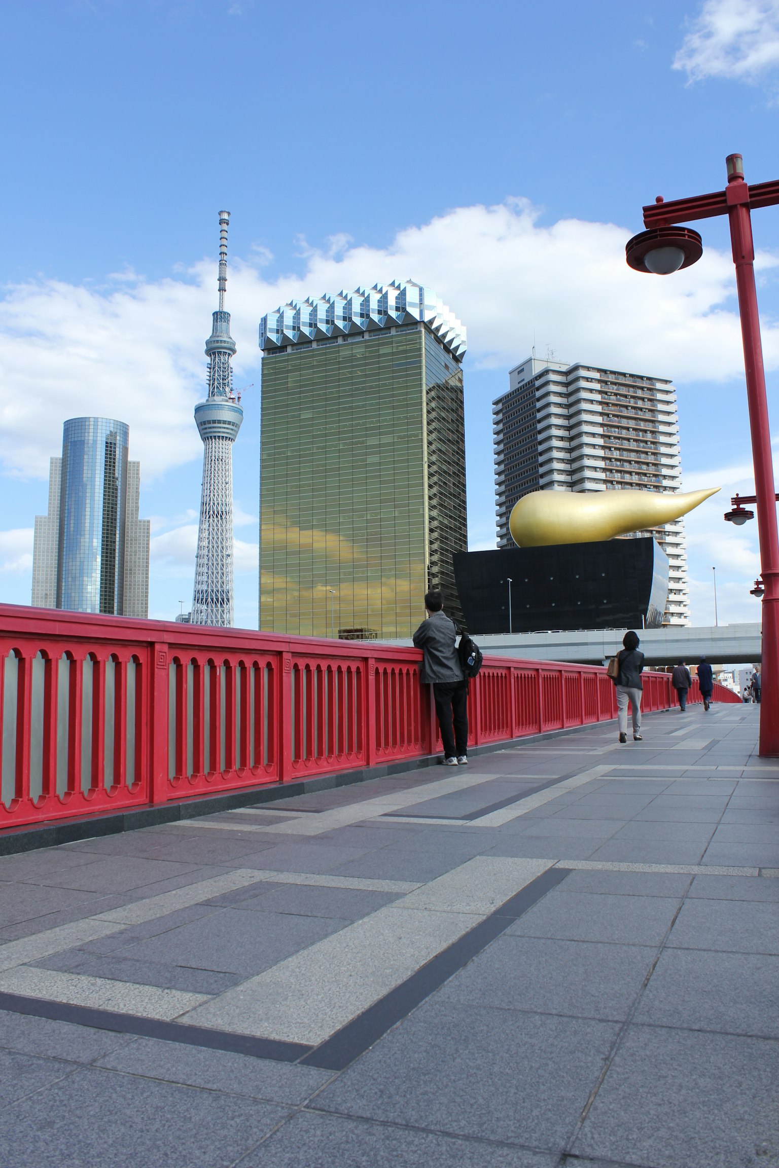從紅色橋上看到的東京晴空塔和現代建築