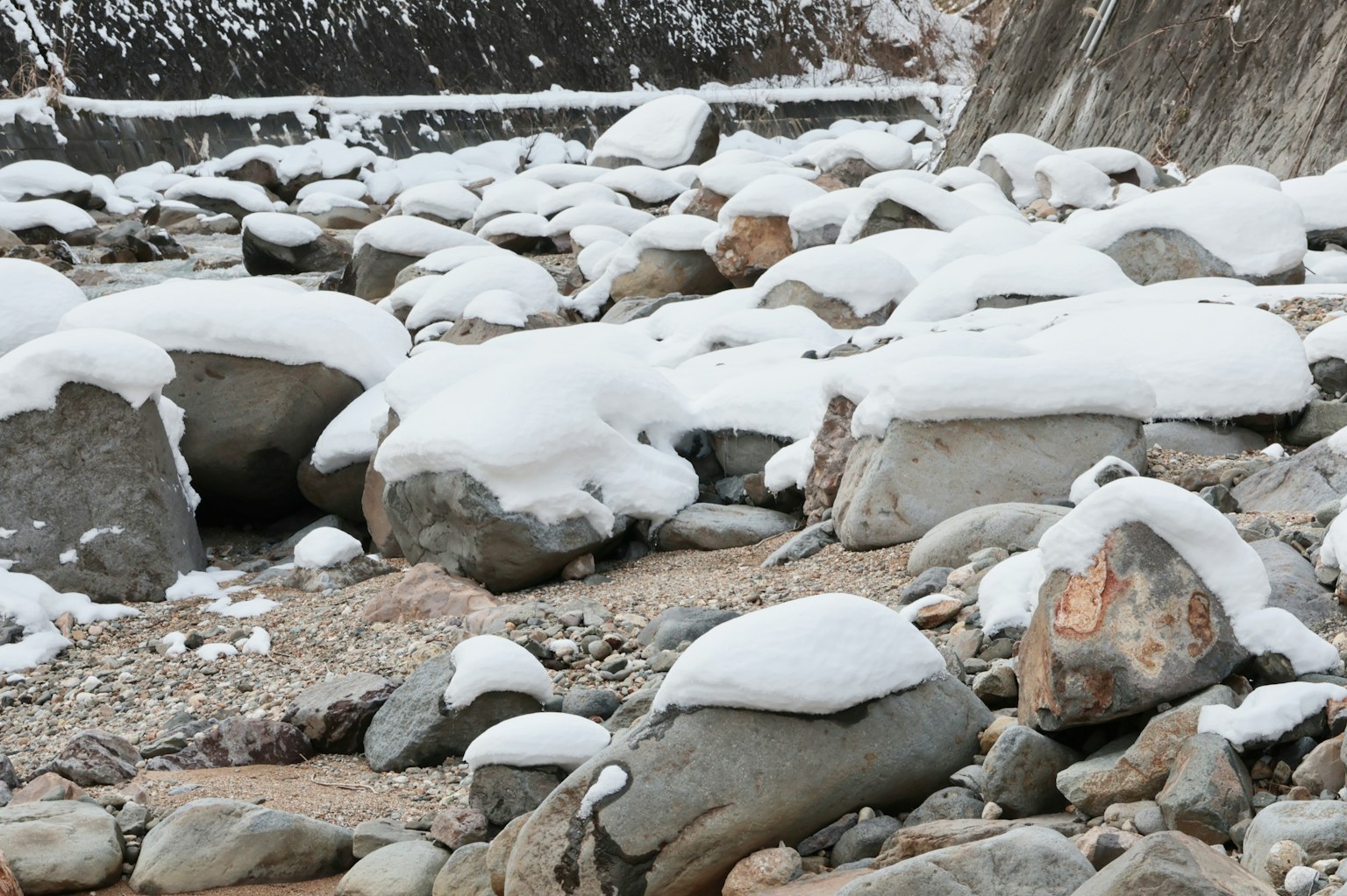 Paesaggio con rocce coperte di neve