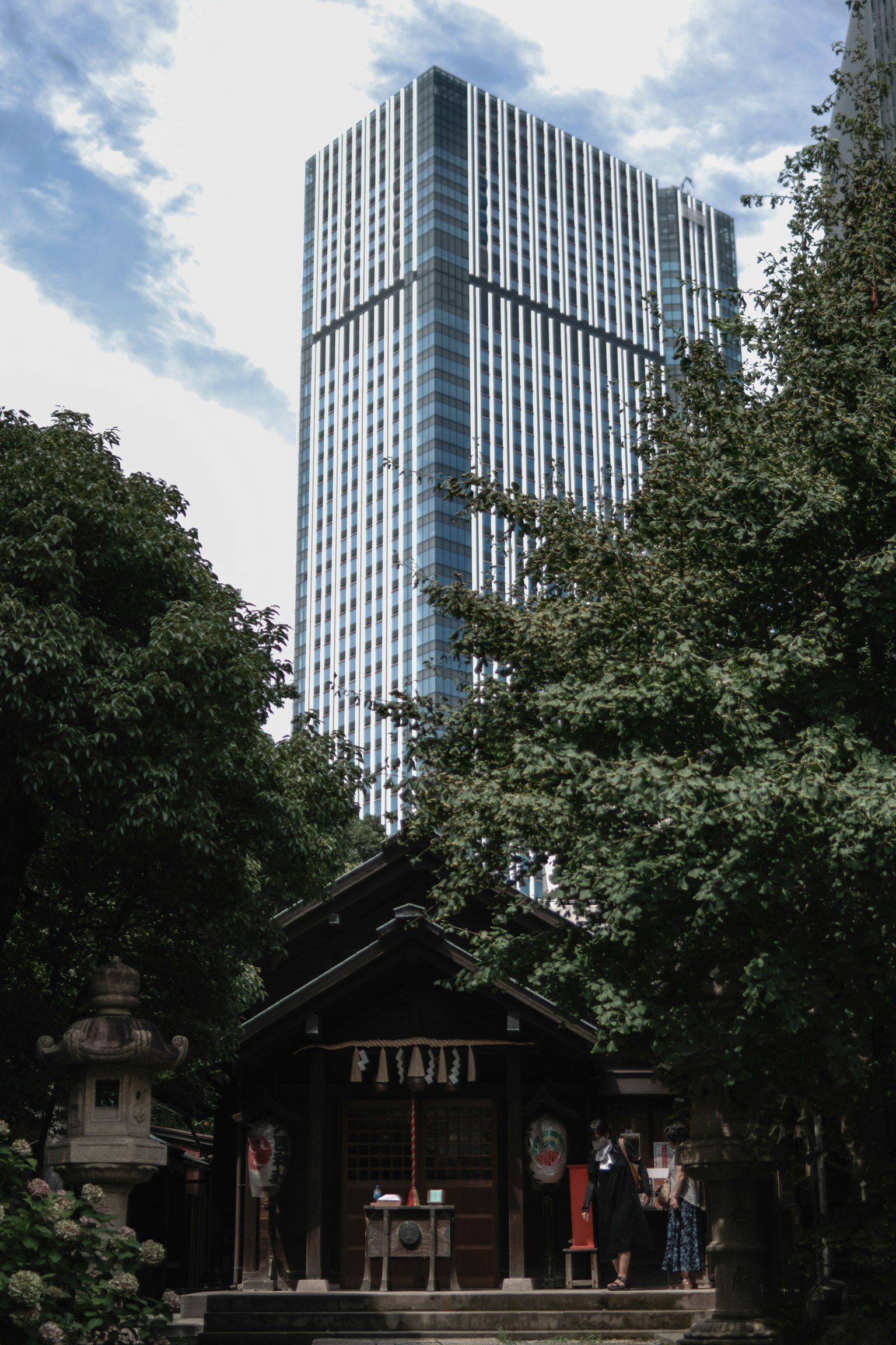 ทิวทัศน์เมืองที่มีตึกระฟ้าสมัยใหม่อยู่ด้านหลังอาคารแบบดั้งเดิม